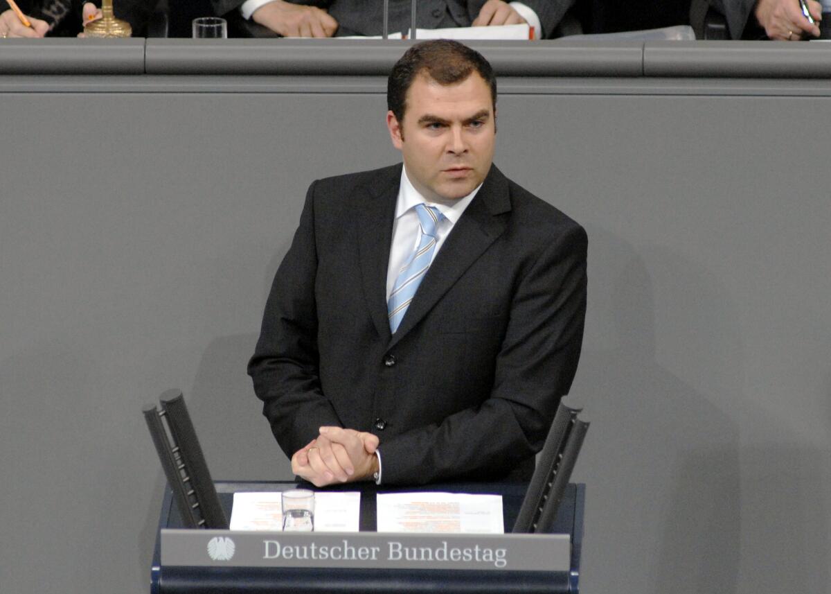 Florian Hahn, CDU/CSU, Bundestagsabgeordneter, Abgeordneter, Mitglied des Deutschen Bundestages, MdB, Rede, Deutscher Bundestag, 9. Sitzung, TOP 9, Thema: Bundeswehreinsatz Afghanistan (ISAF).; Rednerpult. Hahn, Florian Florian Hahn, CDU/CSU, Bundestagsabgeordneter, Abgeordneter, Mitglied des Deutschen Bundestages, MdB, Rede, Deutscher Bundestag, 9. Sitzung, TOP 9, Thema: Bundeswehreinsatz Afghanistan (ISAF).; Rednerpult.