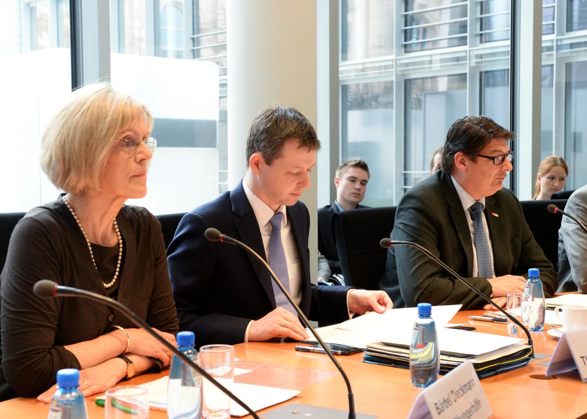 Bärbel Dieckmann, Präsidentin der Welthungerhilfe, ist zu Gast beim Ausschuss des Deutschen Bundestages für wirtschaftliche Zusammenarbeit und Entwicklung. Stefan Rebmann, (re), SPD, stellvertretender Vorsitzender des Ausschusses, leitet die Sitzung. Mitte: Thomas Silberhorn, CDU/CSU, Staatssekretär. Rebmann, Stefan; Dieckmann, Bärbel; Silberhorn, Thomas Bärbel Dieckmann, Präsidentin der Welthungerhilfe, ist zu Gast beim Ausschuss des Deutschen Bundestages für wirtschaftliche Zusammenarbeit und Entwicklung. Stefan Rebmann, (re), SPD, stellvertretender Vorsitzender des Ausschusses, leitet die Sitzung. Mitte: Thomas Silberhorn, CDU/CSU, Staatssekretär.