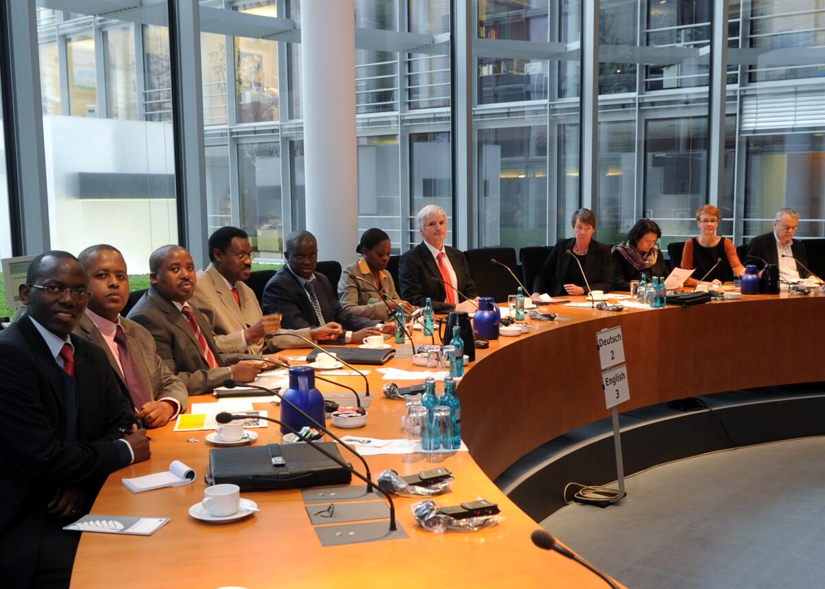 Selle, Johannes Der Ausschuss des Deutschen Bundestages für wirtschaftliche Zusammenarbeit und Entwicklung hat eine hochrangige Delegation aus Ruanda zu Gast. Johannes Selle, (7.v.li), CDU/CSU, MdB, leitet das Gespräch.