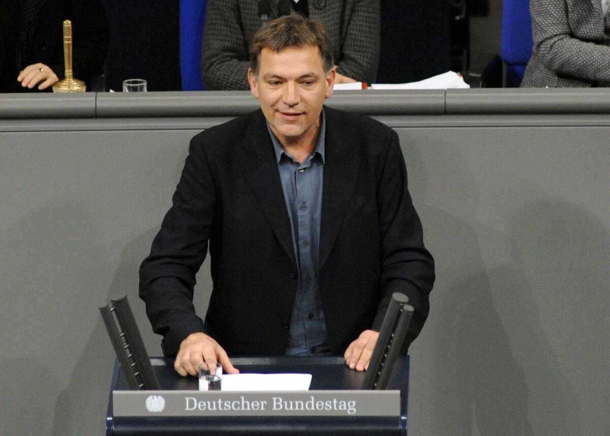 Jan van Aken, DIE LINKE., Bundestagsabgeordneter, Abgeordneter, Mitglied des Deutschen Bundestages, MdB, Rede, Deutscher Bundestag, 9. Sitzung, TOP 9, Thema: Bundeswehreinsatz Afghanistan (ISAF).; Rednerpult. Aken, Jan van Jan van Aken, DIE LINKE., Bundestagsabgeordneter, Abgeordneter, Mitglied des Deutschen Bundestages, MdB, Rede, Deutscher Bundestag, 9. Sitzung, TOP 9, Thema: Bundeswehreinsatz Afghanistan (ISAF).; Rednerpult.