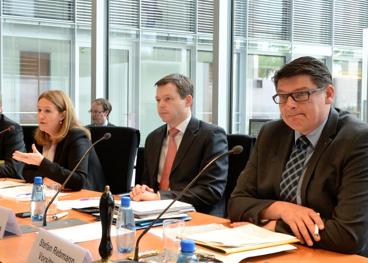 Silberhorn, Thomas; Rebmann, Stefan; Hoven, Ingrid Ingrid Hoven, Exekutivdirektorin der Weltbank, ist zu Gast beim Ausschuss des Deutschen Bundestages für wirtschaftliche Zusammenarbeit und Entwicklung. Stefan Rebmann, (re), SPD, stellvertretender Vorsitzender des Ausschusses, leitet die Sitzung.; Thomas Silberhorn, (mitte), CDU/CSU, Parlamentarischer Staatssekretär im gleichnamigen Bundesministerium.