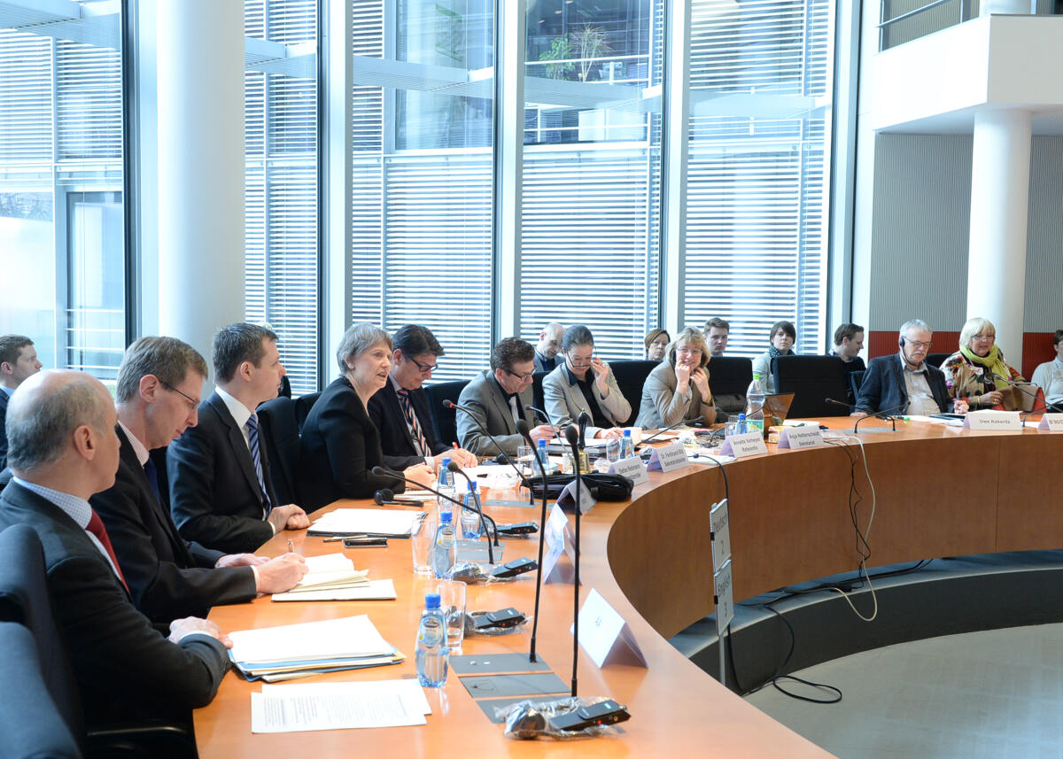 Rebmann, Stefan; Clark, Helen; Silberhorn, Thomas Der Ausschuss des Deutschen Bundestages für wirtschaftliche Zusammenarbeit hat unter der Leitung seines stellvertretenden Vorsitzenden Stefan Rebmann, (5.v.li), SPD, ein Gespräch mit der Leiterin des Entwicklungsprogramms der Vereinten Nationen (UNDP), Helen Clark (4.v.li). An diesem nimmt der Parlamentarische Staatssekretär Thomas Silberhorn, (3.v.li), CDU/CSU, teil.; Übersicht.