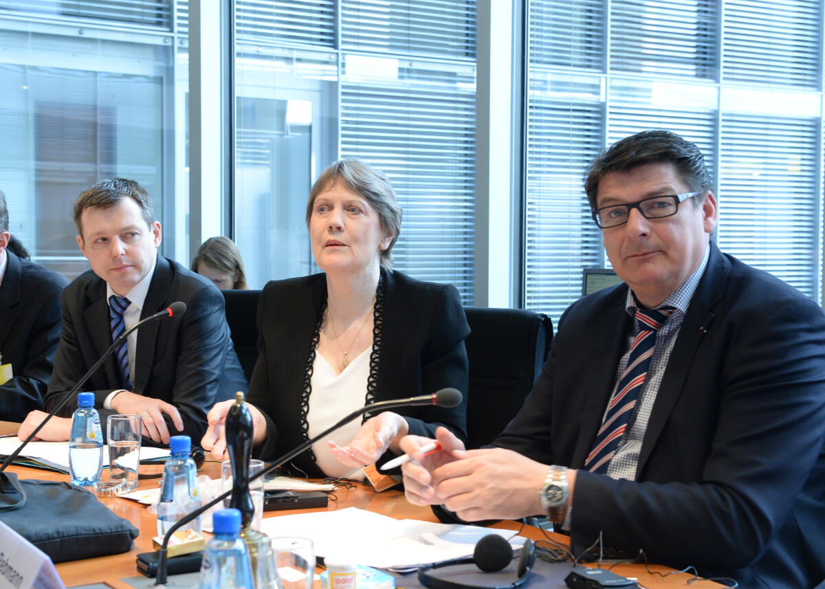 Rebmann, Stefan; Clark, Helen; Silberhorn, Thomas Der Ausschuss des Deutschen Bundestages für wirtschaftliche Zusammenarbeit hat unter der Leitung seines stellvertretenden Vorsitzenden Stefan Rebmann, (re), SPD, ein Gespräch mit der Leiterin des Entwicklungsprogramms der Vereinten Nationen (UNDP), Helen Clark (mitte). An diesem nimmt der Parlamentarische Staatssekretär Thomas Silberhorn, (li), CDU/CSU, teil.