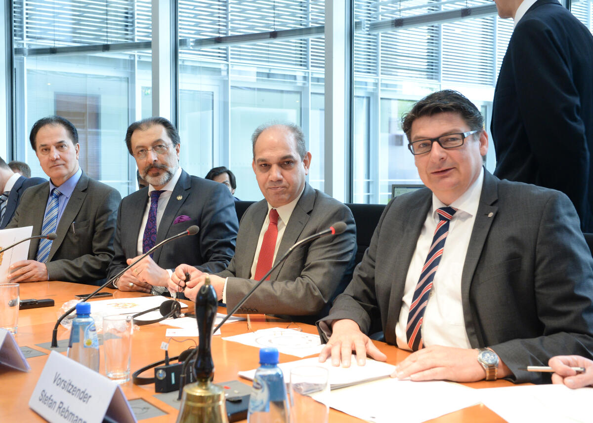 Der stellvertretende Finanzminister von Afghanistan, Shafiq Ahmad Qarizada, (2.v.re),Mustafa Aria, (3.v.re), und Hammeed Nasir Zai, (4.v.re), sind zu Gast beim Ausschuss des Deutschen Bundestages für wirtschaftliche Zusammenarbeit und Entwicklung. Stefan Rebmann, (re), SPD, leitet die Sitzung. Rebmann, Stefan; Qarizada, Shafiq Ahmad; Aria, Mustafa; Zai, Nasir Hammeed Der stellvertretende Finanzminister von Afghanistan, Shafiq Ahmad Qarizada, (2.v.re),Mustafa Aria, (3.v.re), und Hammeed Nasir Zai, (4.v.re), sind zu Gast beim Ausschuss des Deutschen Bundestages für wirtschaftliche Zusammenarbeit und Entwicklung. Stefan Rebmann, (re), SPD, leitet die Sitzung.
