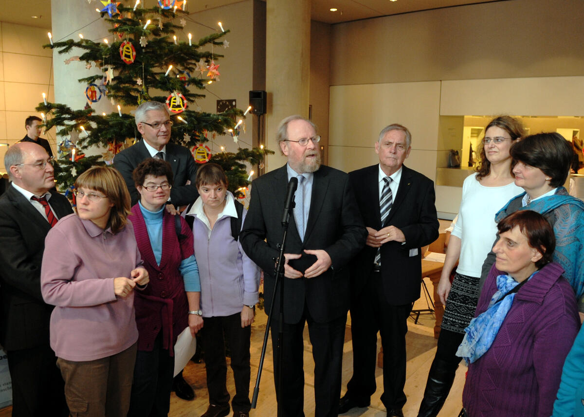 Thierse, Wolfgang BTVizePräs. Wolfgang Thierse nimmt von der Bundesvereinigung Lebenshilfe für Menschen mit geistiger Behinderung in der Ostlobby des Reichstagsgebäudes einen Weihnachtsbaum entgegen.