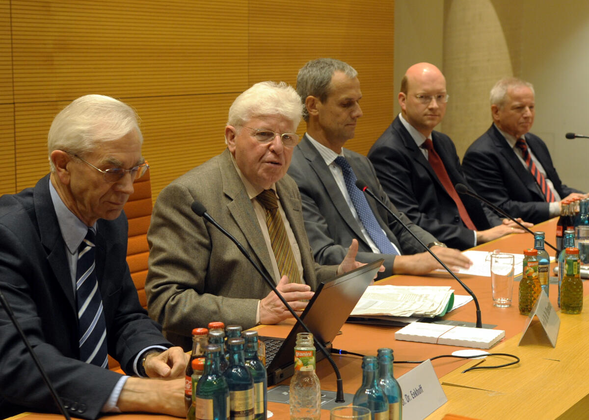 Eekhof, Johann; Oberreuter, Heinrich; Kemmer, Michael Podiumsdiskussion der Deutschen Vereinigung für Parlamentsfragen. V.li.: Prof. Johann Eekhof, Prof. Heinrich Oberreuter, Dr. Michael Kemmer.