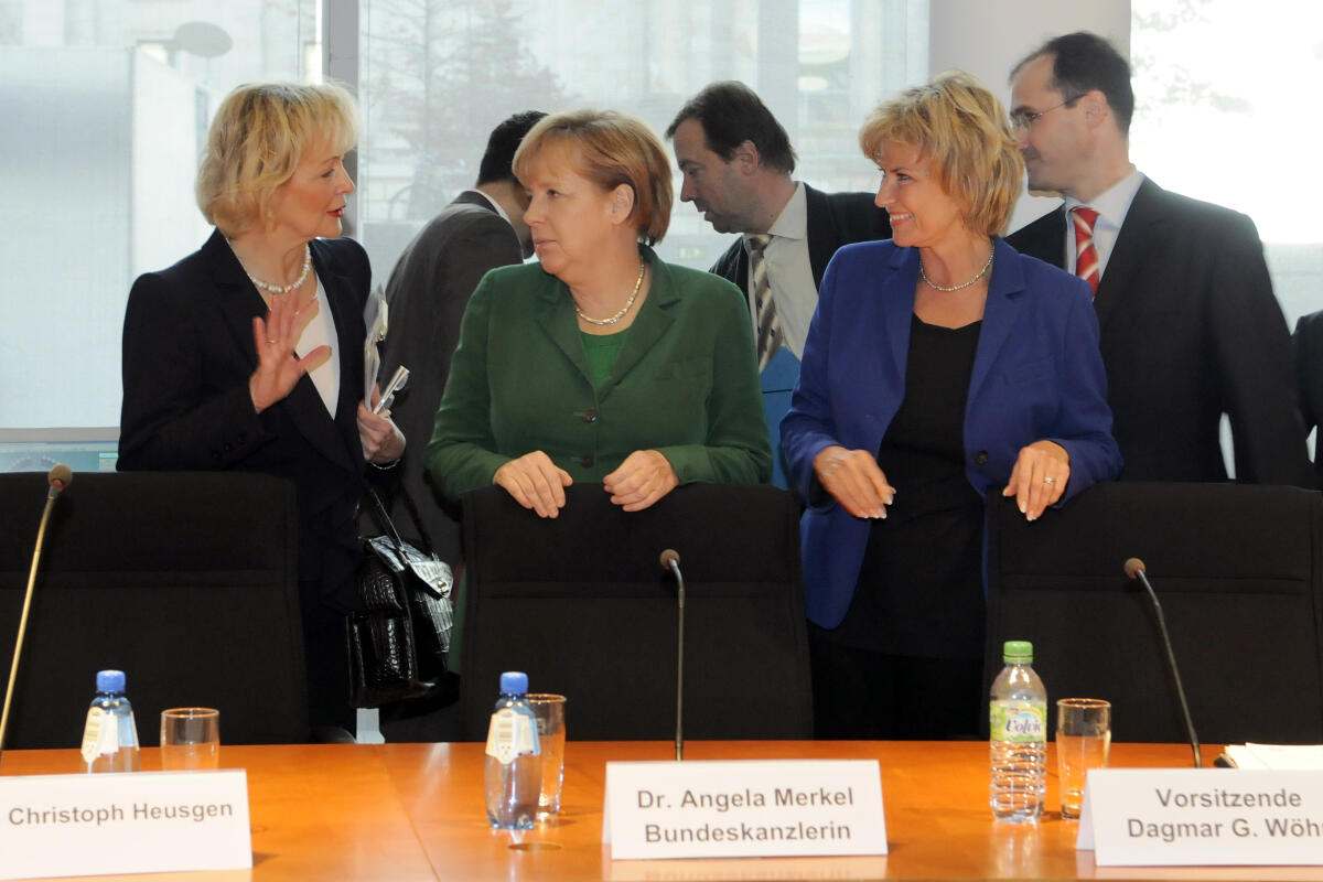 Dr. Angela Merkel, CDU/CSU, zu Besuch im Ausschuss für wirtschaftliche Zusammenarbeit und Entwicklung. v.l. Gudrun Kopp, FDP, Parlamentarische Staatssekretärin, Bundeskanzlerin Dr. Angela Merkel, CDU/CSU, Dagmar Wöhrl, CDU/CSU.; Begrüssung, Gespräch Merkel, Angela; Kopp, Gudrun; Wöhrl, Dagmar G. Dr. Angela Merkel, CDU/CSU, zu Besuch im Ausschuss für wirtschaftliche Zusammenarbeit und Entwicklung. v.l. Gudrun Kopp, FDP, Parlamentarische Staatssekretärin, Bundeskanzlerin Dr. Angela Merkel, CDU/CSU, Dagmar Wöhrl, CDU/CSU.; Begrüssung, Gespräch