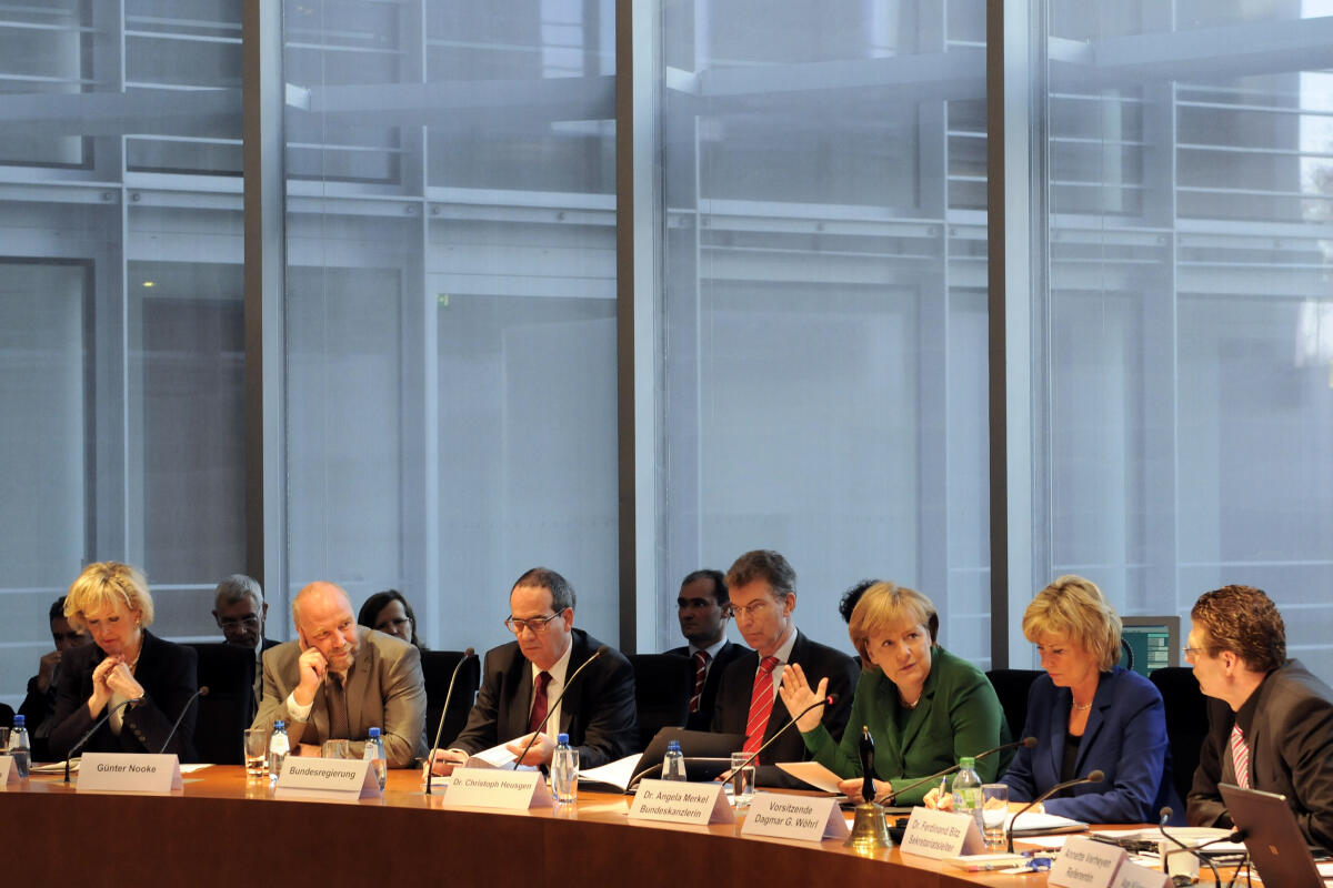 Dr. Angela Merkel, CDU/CSU, zu Besuch im Ausschuss für wirtschaftliche Zusammenarbeit und Entwicklung. v.l. Gudrun Kopp, FDP, Parlamentarische Staatssekretärin, Günter Nooke, G8-Afrika-Beauftragter der Bundesregierung, Dr. Christoph Heusgen,Bundesregierung, Bundeskanzlerin Dr. Angela Merkel, CDU/CSU, Dagmar Wöhrl, CDU/CSU, Dr. Ferdinand Bitz, Sekretariatsleiter. Merkel, Angela; Kopp, Gudrun; Nooke, Günter; Wöhrl, Dagmar G. Dr. Angela Merkel, CDU/CSU, zu Besuch im Ausschuss für wirtschaftliche Zusammenarbeit und Entwicklung. v.l. Gudrun Kopp, FDP, Parlamentarische Staatssekretärin, Günter Nooke, G8-Afrika-Beauftragter der Bundesregierung, Dr. Christoph Heusgen,Bundesregierung, Bundeskanzlerin Dr. Angela Merkel, CDU/CSU, Dagmar Wöhrl, CDU/CSU, Dr. Ferdinand Bitz, Sekretariatsleiter.