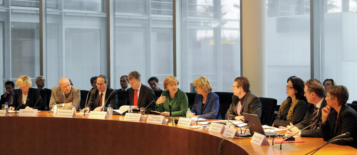Dr. Angela Merkel, CDU/CSU, zu Besuch im Ausschuss für wirtschaftliche Zusammenarbeit und Entwicklung. v.l. Gudrun Kopp, FDP, Parlamentarische Staatssekretärin, Günter Nooke, G8-Afrika-Beauftragter der Bundesregierung, Dr. Christoph Heusgen,Bundesregierung, Bundeskanzlerin Dr. Angela Merkel, CDU/CSU, Dagmar Wöhrl, CDU/CSU, Dr. Ferdinand Bitz, Sekretariatsleiter, Mitarbeiter des Sekretariat Merkel, Angela; Kopp, Gudrun; Nooke, Günter; Wöhrl, Dagmar G. Dr. Angela Merkel, CDU/CSU, zu Besuch im Ausschuss für wirtschaftliche Zusammenarbeit und Entwicklung. v.l. Gudrun Kopp, FDP, Parlamentarische Staatssekretärin, Günter Nooke, G8-Afrika-Beauftragter der Bundesregierung, Dr. Christoph Heusgen,Bundesregierung, Bundeskanzlerin Dr. Angela Merkel, CDU/CSU, Dagmar Wöhrl, CDU/CSU, Dr. Ferdinand Bitz, Sekretariatsleiter, Mitarbeiter des Sekretariat