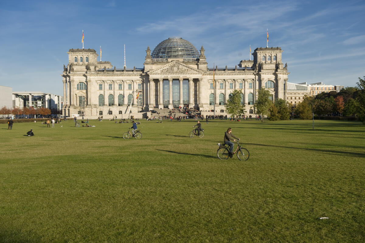 Blick auf das Reichstagsgebäude, Sitz des Deutschen Bundestages; Platz der Republik, Westen, Westansicht, Portal, Reichstagskuppel, Kuppel, Sehenswürdigkeit, Eingang, Besucher Blick auf das Reichstagsgebäude, Sitz des Deutschen Bundestages; Platz der Republik, Westen, Westansicht, Portal, Reichstagskuppel, Kuppel, Sehenswürdigkeit, Eingang, Besucher