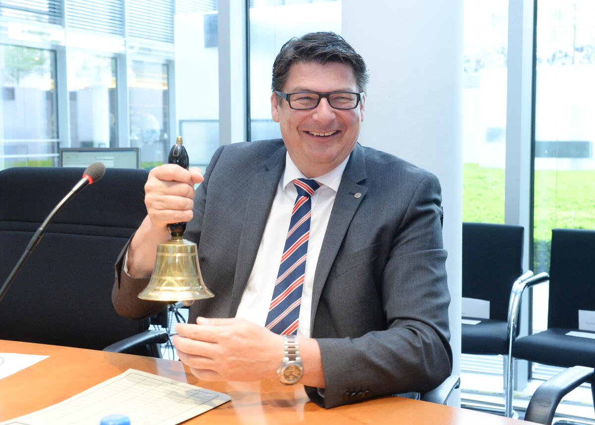 Der stellvertretende Finanzminister von Afghanistan, Shafiq Ahmad Qarizada, Mustafa Aria, und Hammeed Nasir Zai, sind zu Gast beim Ausschuss des Deutschen Bundestages für wirtschaftliche Zusammenarbeit und Entwicklung. Stefan Rebmann, (hier im Bild) SPD, leitet die Sitzung. Rebmann, Stefan Der stellvertretende Finanzminister von Afghanistan, Shafiq Ahmad Qarizada, Mustafa Aria, und Hammeed Nasir Zai, sind zu Gast beim Ausschuss des Deutschen Bundestages für wirtschaftliche Zusammenarbeit und Entwicklung. Stefan Rebmann, (hier im Bild) SPD, leitet die Sitzung.