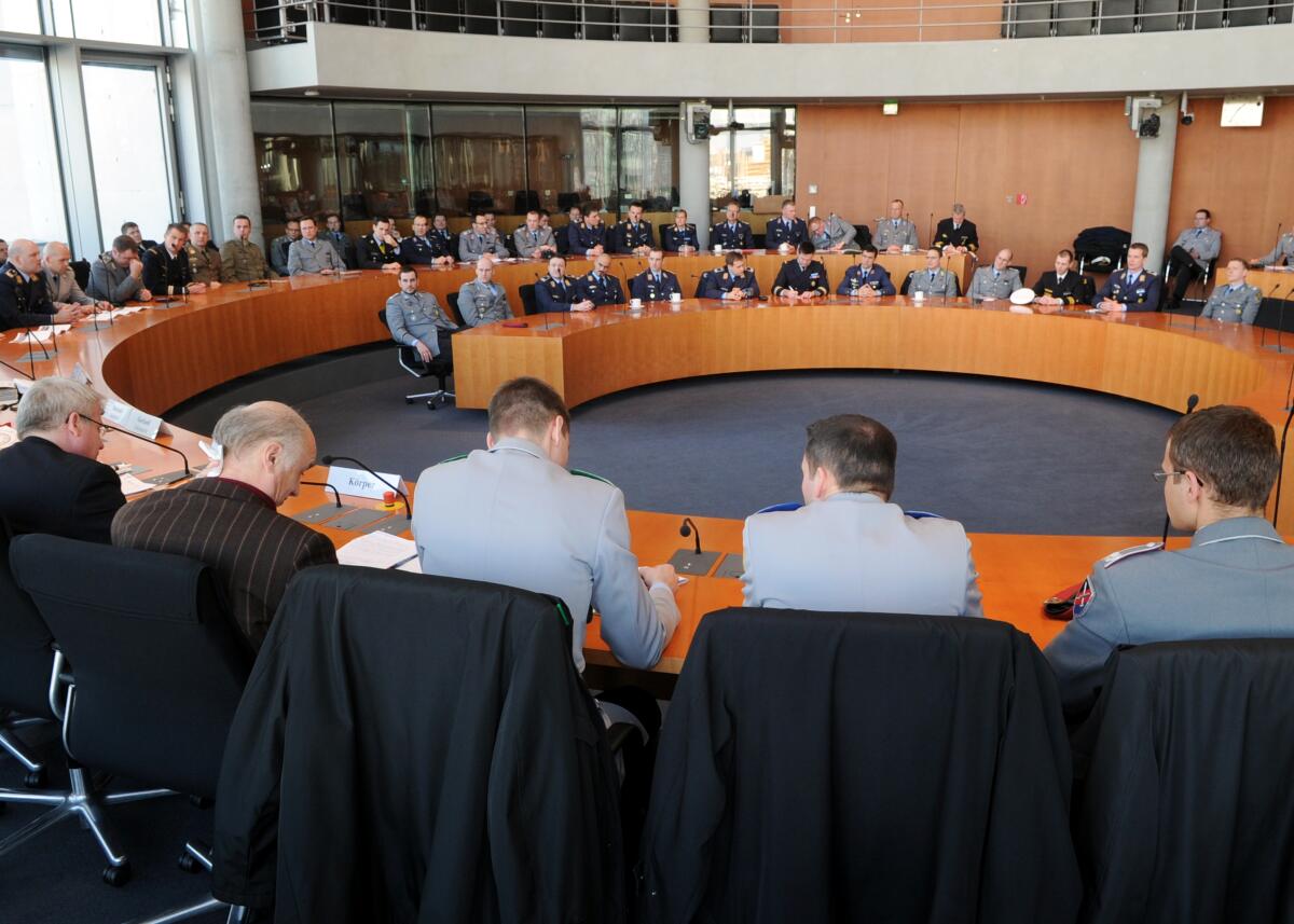Teilnehmer des Lehrgangs für Generalstabs- und Admiralstabsdienst National der Führungsakademie der Bundeswehr sind zu Gast im Verteidigungsausschuss des Deutschen Bundestages. Das Treffen und das Gespräch, an dem die Bundstagsabgeordneten Fritz Rudolf Körper, SPD, und Paul Schäfer, DIE LINKE, teilnehmen, wird von Karin Strenz, CDU/CSU, Mitglieder des Verteidigungsausschusses und des Deutschen Bundestages, geleitet.; Übersicht. Teilnehmer des Lehrgangs für Generalstabs- und Admiralstabsdienst National der Führungsakademie der Bundeswehr sind zu Gast im Verteidigungsausschuss des Deutschen Bundestages. Das Treffen und das Gespräch, an dem die Bundstagsabgeordneten Fritz Rudolf Körper, SPD, und Paul Schäfer, DIE LINKE, teilnehmen, wird von Karin Strenz, CDU/CSU, Mitglieder des Verteidigungsausschusses und des Deutschen Bundestages, geleitet.; Übersicht.