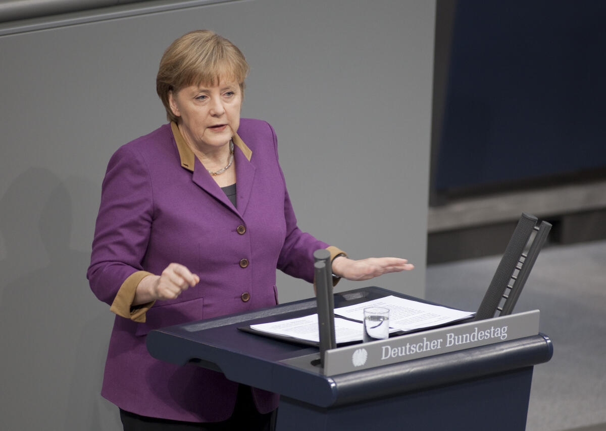 Bundeskanzlerin Angela Merkel, CDU, gibt eine Regierungserklaerung zu Griechenland ab. Berlin 27.02.2012 Merkel, Angela Bundeskanzlerin Angela Merkel, CDU, gibt eine Regierungserklaerung zu Griechenland ab. Berlin 27.02.2012