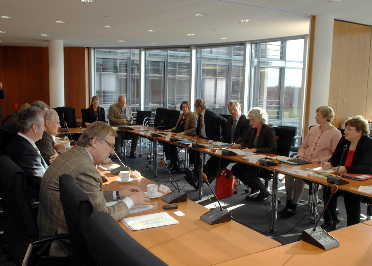 Der Ausschuss für Ernährung, Landwirtschaft und Verbraucherschutz, hat Mitglieder vom Bund deutscher Baumschulen (BdB) e. V. zu Gast. Petra Crone, SPD, Mitglied Deutscher Bundestag, leitet das Gespräch.; Übersicht. Der Ausschuss für Ernährung, Landwirtschaft und Verbraucherschutz, hat Mitglieder vom Bund deutscher Baumschulen (BdB) e. V. zu Gast. Petra Crone, SPD, Mitglied Deutscher Bundestag, leitet das Gespräch.; Übersicht.