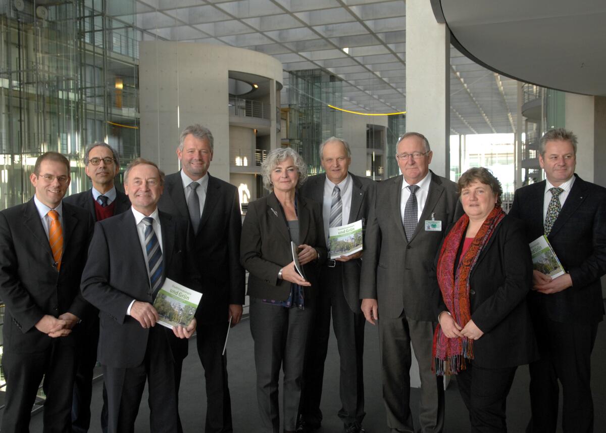 Der Ausschuss für Ernährung, Landwirtschaft und Verbraucherschutz, hat Mitglieder vom Bund deutscher Baumschulen (BdB) e. V. zu Gast. Petra Crone, (5.v.re), SPD, Mitglied Deutscher Bundestag, leitet das Gespräch.; Gruppenfoto. Crone, Petra Der Ausschuss für Ernährung, Landwirtschaft und Verbraucherschutz, hat Mitglieder vom Bund deutscher Baumschulen (BdB) e. V. zu Gast. Petra Crone, (5.v.re), SPD, Mitglied Deutscher Bundestag, leitet das Gespräch.; Gruppenfoto.