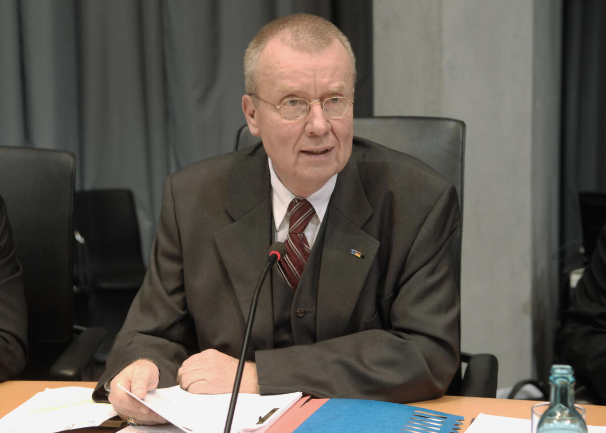 Polenz, Ruprecht Ruprecht Polenz, CDU/CSU, Vorsitzender des Auswärtigen Ausschusses des Deutschen Bundestages, eröffnet eine öffentliche Anhörung.