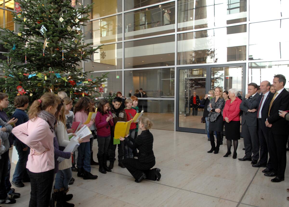 Hasselfeldt, Gerda Bundestagsvizepräsidentin Gerda Hasselfeldt, (4.v.re), CDU/CSU, nimmt vom Verband Deutscher Naturparke einen Weihnachtsbaum entgegen. Dieser kommt aus dem Harz und ist im Westfoyer des Reichtsgsgebäudes aufgestellt.