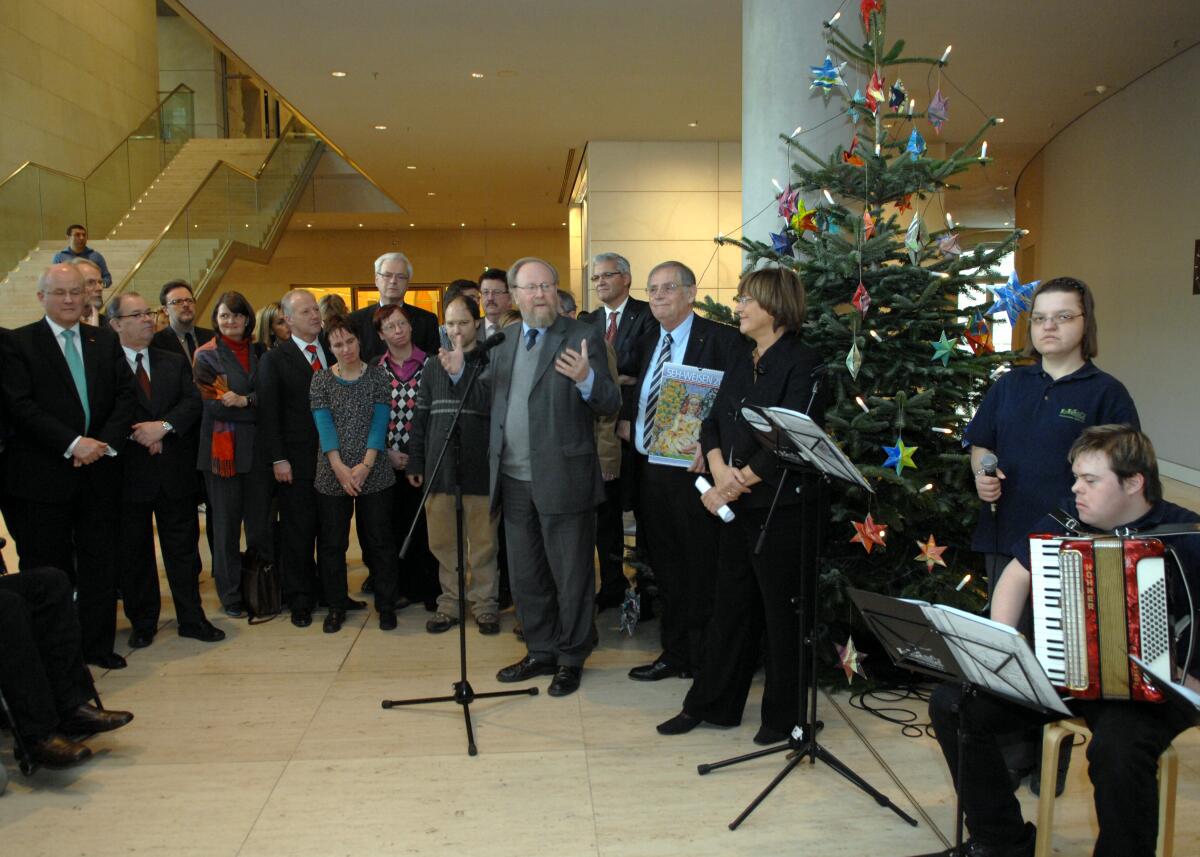 Thierse, Wolfgang Bundestagsvizepräsident Dr. h. c. Wolfgang Thierse, (mitte, am Mikrofon), SPD, nimmt von der Bundesvereinigung Lebenshilfe für Menschen mit geistiger Behinderung einen Weihnachtsbaum entgegen. Den Baumschmuck haben in diesem Jahr Mitarbeiter und Mitarbeiterinnen der Lebenshilfe-Werkstatt im Kinzig- und Elztal in Haslach angefertigt.
