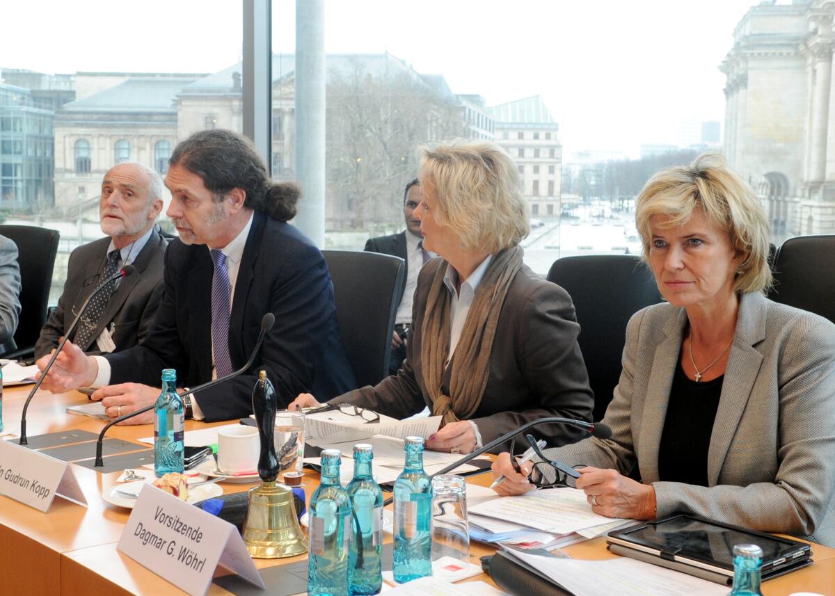 Dr. Jakob Kellenberger, (li), Präsident des Internationalen Komitees des Roten Kreuzes (IKRK), Walter Lindner, (2.v.li), Afrikabeauftragter des Auswärtigen Amtes, Gudrun Kopp, (2.v.re), FDP, Parlamentarische Staatssekretärin, und die Vorsitzende des Ausschusses für wirtschaftliche Zusammenarbeit und Entwicklung nehmen an einer gemeinsamen Sitzung des Ausschusses des Deutschen Bundestages teil. Kopp, Gudrun; Lindner, Walter; Kellenberger, Jakob; Wöhrl, Dagmar G. Dr. Jakob Kellenberger, (li), Präsident des Internationalen Komitees des Roten Kreuzes (IKRK), Walter Lindner, (2.v.li), Afrikabeauftragter des Auswärtigen Amtes, Gudrun Kopp, (2.v.re), FDP, Parlamentarische Staatssekretärin, und die Vorsitzende des Ausschusses für wirtschaftliche Zusammenarbeit und Entwicklung nehmen an einer gemeinsamen Sitzung des Ausschusses des Deutschen Bundestages teil.