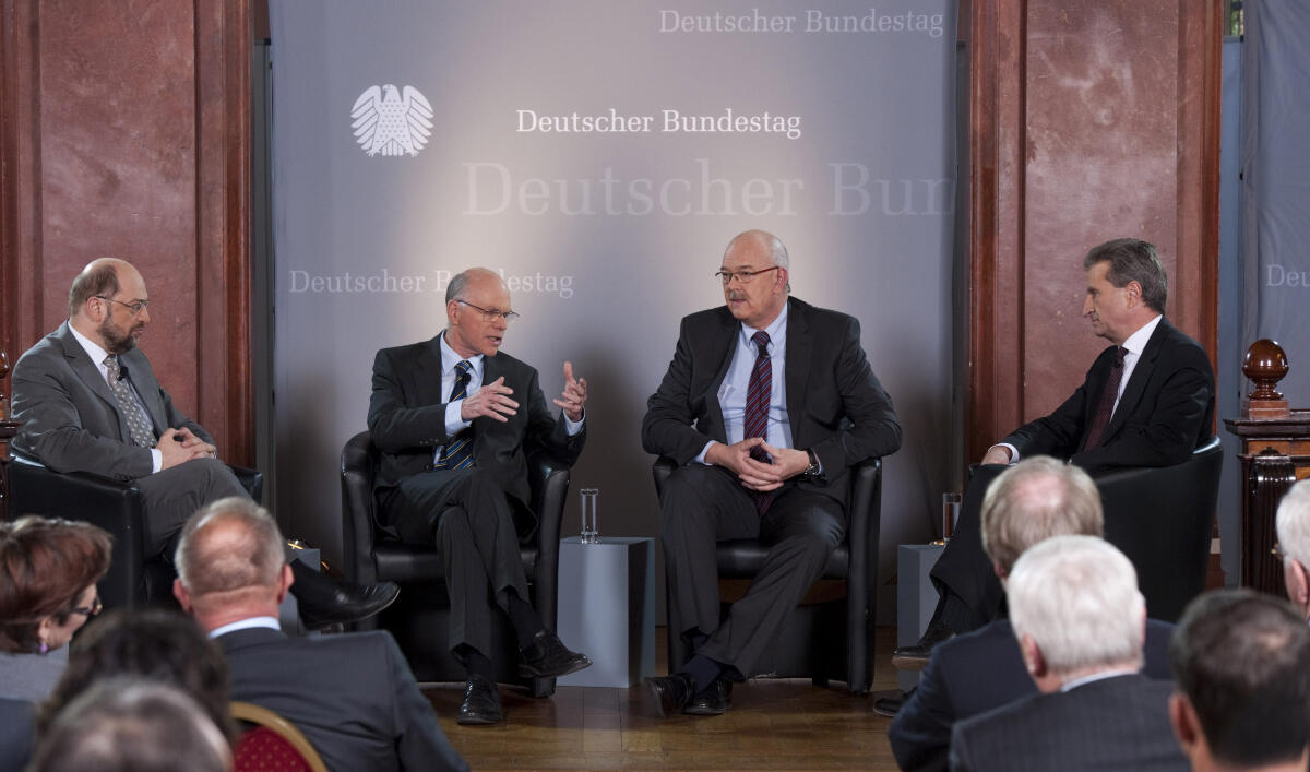 Lammert, Norbert; Oettinger, Günther; Schulz, Martin Bruessel - Belgien, 01. Februar 2012;; Reise / Besuchsprogramm von MdB Prof. Dr. Norbert LAMMERT (2.li), Praesident des Deutschen Bundestages; hier, Podiumsdiskussion " Europa. Die Krise. Die Parlamente." live uebertragen aus der Bibliotheque Solvay, mit MdEP Martin SCHULZ (li), Praesident des Europaeischen Parlaments; Rolf-Dieter KRAUSE (2.re), Moderator und Leiter des ARD-Studios Bruessel; Günther (Guenther) OETTINGER (re), EU-Kommissar;