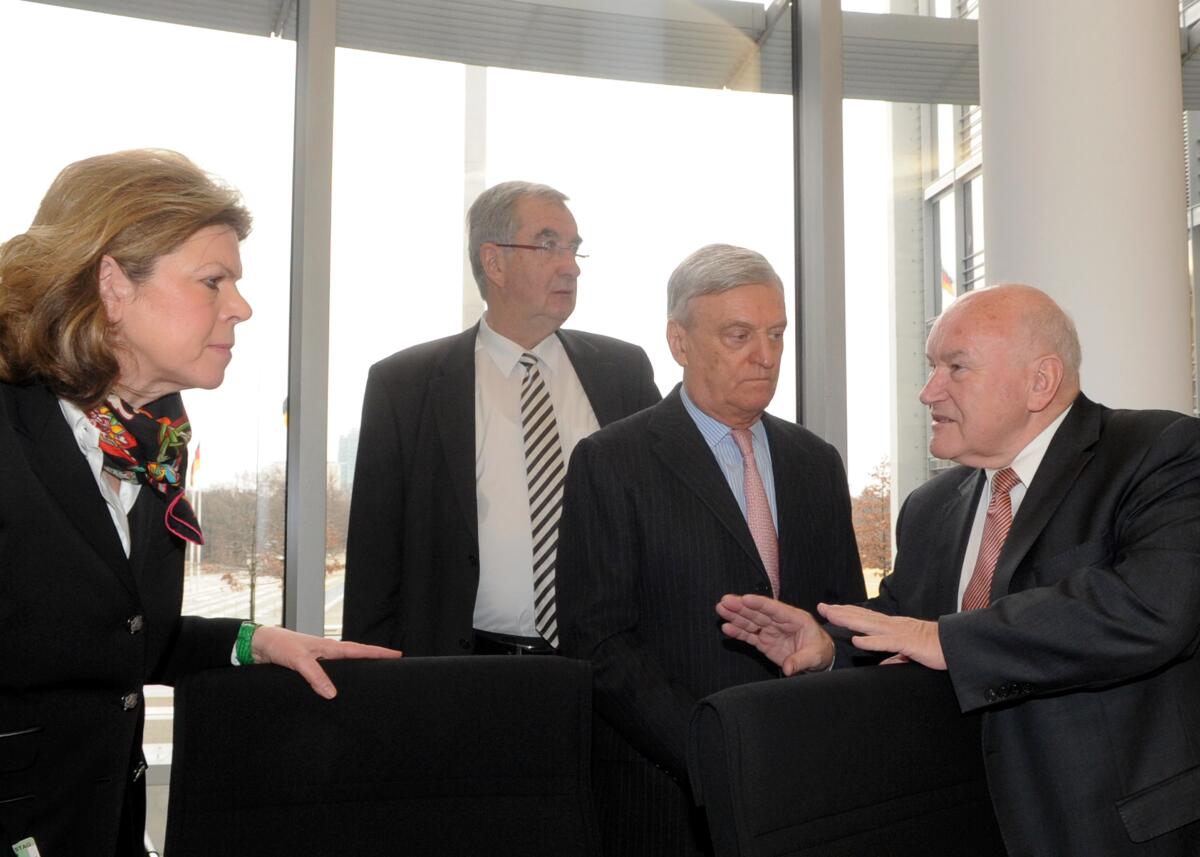 Ernst Fischer, (mitte), Präsident DEHOGA, und I. Hartges, DEHOGA, sind zu Gast im Ausschuss des Deutschen Bundestages für Wirtschaft und Technologie. Die Sitzung wird von dem Ausschussvorsitzenden Ernst Hinsken, (re), CDU/CSU, geleitet. 2.v.li: Ernst Burgbacher, FDP, Parlamentarischer Staatssekretär. Hinsken, Ernst; Fischer, Ernst; Hartges, I.; Burgbacher, Ernst Ernst Fischer, (mitte), Präsident DEHOGA, und I. Hartges, DEHOGA, sind zu Gast im Ausschuss des Deutschen Bundestages für Wirtschaft und Technologie. Die Sitzung wird von dem Ausschussvorsitzenden Ernst Hinsken, (re), CDU/CSU, geleitet. 2.v.li: Ernst Burgbacher, FDP, Parlamentarischer Staatssekretär.