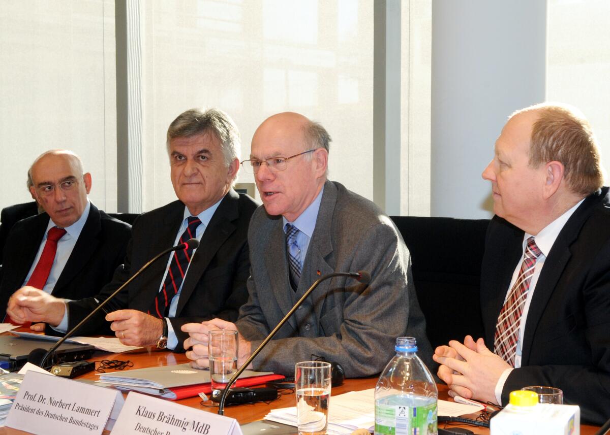 Der Ausschuss des Deutschen Bundestages für Tourismus hat einen Deutsch-Griechischen Tourismusgipfel, an dem unter anderen Bundestagspräsident Prof. Dr. Norbert Lammert, (2.v.re), CDU/CSU, der Amtskollege, Philippos Petsalnikos, (2.v.li), Präsident des Parlaments der Hellenischen Republik, Dimitros Rallis, (li), Botschafter von Griechenland in der Bundesrepublik Deutschland, die Mitglieder des griechischen Parlaments, Chryssa Arapoglou und Olga Kefalogianni, teilnehmen. Das Treffen wird von dem Vorsitzenden des Bundestagsausschusses, Klaus Brähmig, (re), CDU/CSU, geleitet. Brähmig, Klaus; Lammert, Norbert; Petsalnikos, Philippos; Rallis, Dimitris Der Ausschuss des Deutschen Bundestages für Tourismus hat einen Deutsch-Griechischen Tourismusgipfel, an dem unter anderen Bundestagspräsident Prof. Dr. Norbert Lammert, (2.v.re), CDU/CSU, der Amtskollege, Philippos Petsalnikos, (2.v.li), Präsident des Parlaments der Hellenischen Republik, Dimitros Rallis, (li), Botschafter von Griechenland in der Bundesrepublik Deutschland, die Mitglieder des griechischen Parlaments, Chryssa Arapoglou und Olga Kefalogianni, teilnehmen. Das Treffen wird von dem Vorsitzenden des Bundestagsausschusses, Klaus Brähmig, (re), CDU/CSU, geleitet.
