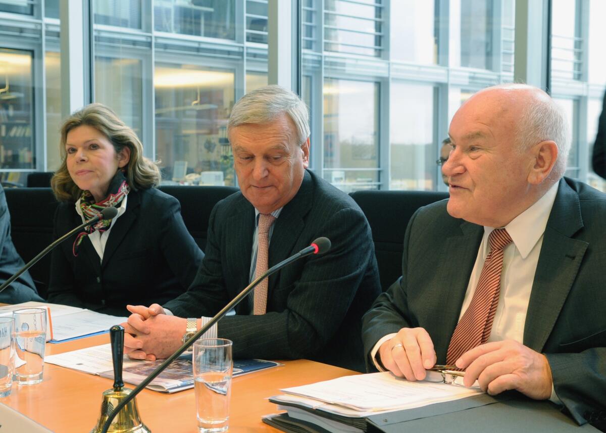Ernst Fischer, (mitte), Präsident DEHOGA, und I. Hartges, DEHOGA, sind zu Gast im Ausschuss des Deutschen Bundestages für Wirtschaft und Technologie. Die Sitzung wird von dem Ausschussvorsitzenden Ernst Hinsken, (re), CDU/CSU, geleitet. Hinsken, Ernst; Fischer, Ernst; Hartges, I. Ernst Fischer, (mitte), Präsident DEHOGA, und I. Hartges, DEHOGA, sind zu Gast im Ausschuss des Deutschen Bundestages für Wirtschaft und Technologie. Die Sitzung wird von dem Ausschussvorsitzenden Ernst Hinsken, (re), CDU/CSU, geleitet.