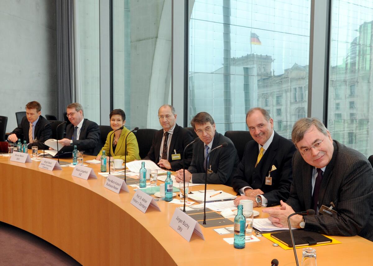 Unter der Leitung der Vorsitzenden, Dagmar Wöhrl, CDU/CSU, Ausschuss des Deutschen Bundestages für wirtschaftliche Zusammenarbeit und Entwicklung, und Klaus Brähmig, CDU/CSU, Ausschuss für Tourismus, findet mit Beteiligung von Sachverständigen (hier im Bild) eine gemeinsame Öffentliche Anhörung statt. Unter der Leitung der Vorsitzenden, Dagmar Wöhrl, CDU/CSU, Ausschuss des Deutschen Bundestages für wirtschaftliche Zusammenarbeit und Entwicklung, und Klaus Brähmig, CDU/CSU, Ausschuss für Tourismus, findet mit Beteiligung von Sachverständigen (hier im Bild) eine gemeinsame Öffentliche Anhörung statt.