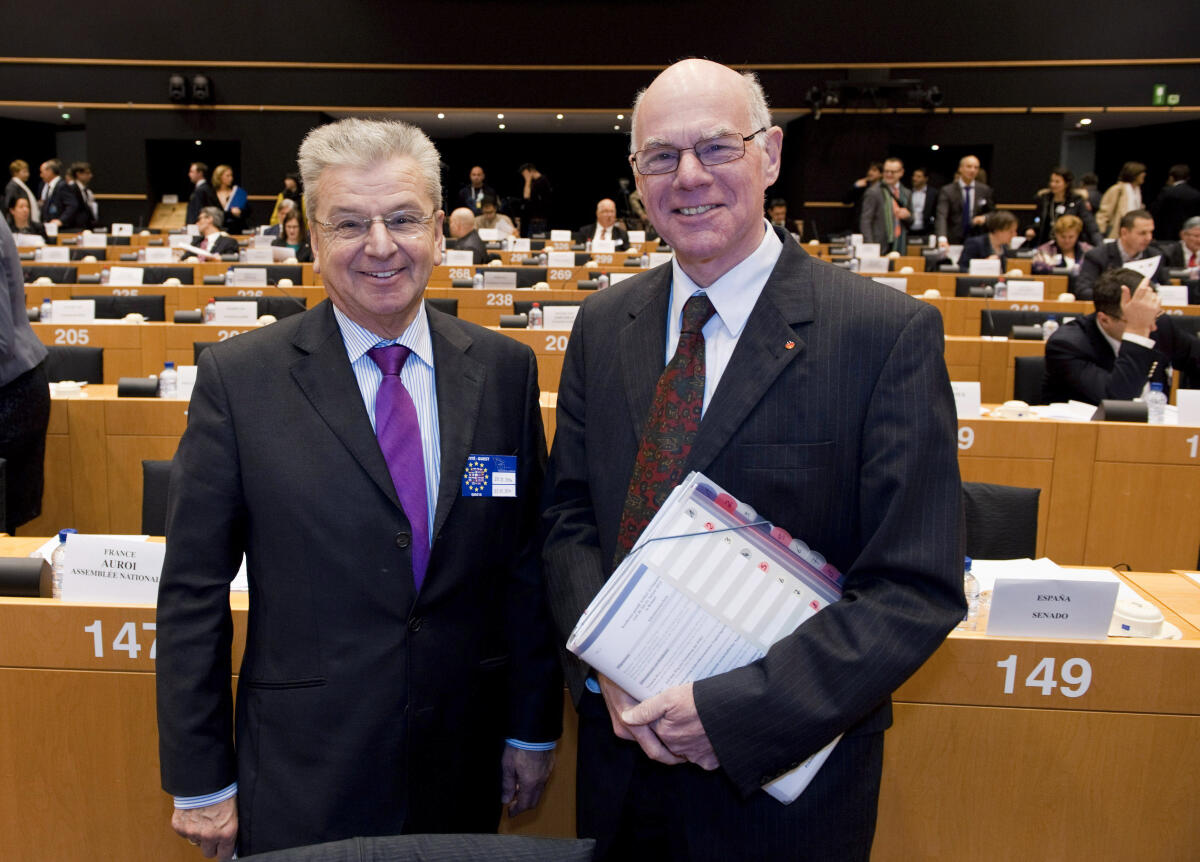 Lammert, Norbert; Poß, Joachim Bundestagspräsident Prof. Dr. Norbert Lammert (re), CDU/CSU, nimmt im Rahmen einer Bundestagsdelegation teil an der Interparlamentarischen Konferenz zur wirtschaftlichen Steuerung der EU; hier, vor Sitzungsbeginn im kleinen Plenarsaal des Europäischen Parlaments, mit Joachim Poß, SPD (li); Brüssel - Belgien, 20. Januar 2014