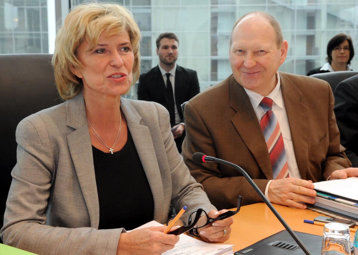 Unter der Leitung der Vorsitzenden, Dagmar Wöhrl, CDU/CSU, Ausschuss des Deutschen Bundestages für wirtschaftliche Zusammenarbeit und Entwicklung, und Klaus Brähmig, CDU/CSU, Ausschuss für Tourismus, findet mit Beteiligung von Sachverständigen eine gemeinsame Öffentliche Anhörung statt. Brähmig, Klaus; Wöhrl, Dagmar G. Unter der Leitung der Vorsitzenden, Dagmar Wöhrl, CDU/CSU, Ausschuss des Deutschen Bundestages für wirtschaftliche Zusammenarbeit und Entwicklung, und Klaus Brähmig, CDU/CSU, Ausschuss für Tourismus, findet mit Beteiligung von Sachverständigen eine gemeinsame Öffentliche Anhörung statt.
