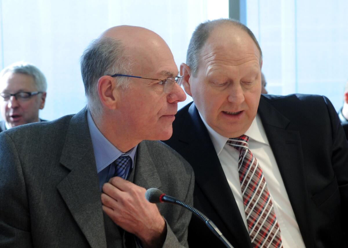 Der Ausschuss des Deutschen Bundestages für Tourismus hat einen Deutsch-Griechischen Tourismusgipfel, an dem unter anderen Bundestagspräsident Prof. Dr. Norbert Lammert, (li), CDU/CSU, der Amtskollege, Philippos Petsalnikos, Präsident des Parlaments der Hellenischen Republik, Dimitros Rallis, Botschafter von Griechenland in der Bundesrepublik Deutschland, die Mitglieder des griechischen Parlaments, Chryssa Arapoglou und Olga Kefalogianni, teilnehmen. Das Treffen wird von dem Vorsitzenden des Bundestagsausschusses, Klaus Brähmig, (re), CDU/CSU, geleitet. Brähmig, Klaus; Lammert, Norbert Der Ausschuss des Deutschen Bundestages für Tourismus hat einen Deutsch-Griechischen Tourismusgipfel, an dem unter anderen Bundestagspräsident Prof. Dr. Norbert Lammert, (li), CDU/CSU, der Amtskollege, Philippos Petsalnikos, Präsident des Parlaments der Hellenischen Republik, Dimitros Rallis, Botschafter von Griechenland in der Bundesrepublik Deutschland, die Mitglieder des griechischen Parlaments, Chryssa Arapoglou und Olga Kefalogianni, teilnehmen. Das Treffen wird von dem Vorsitzenden des Bundestagsausschusses, Klaus Brähmig, (re), CDU/CSU, geleitet.