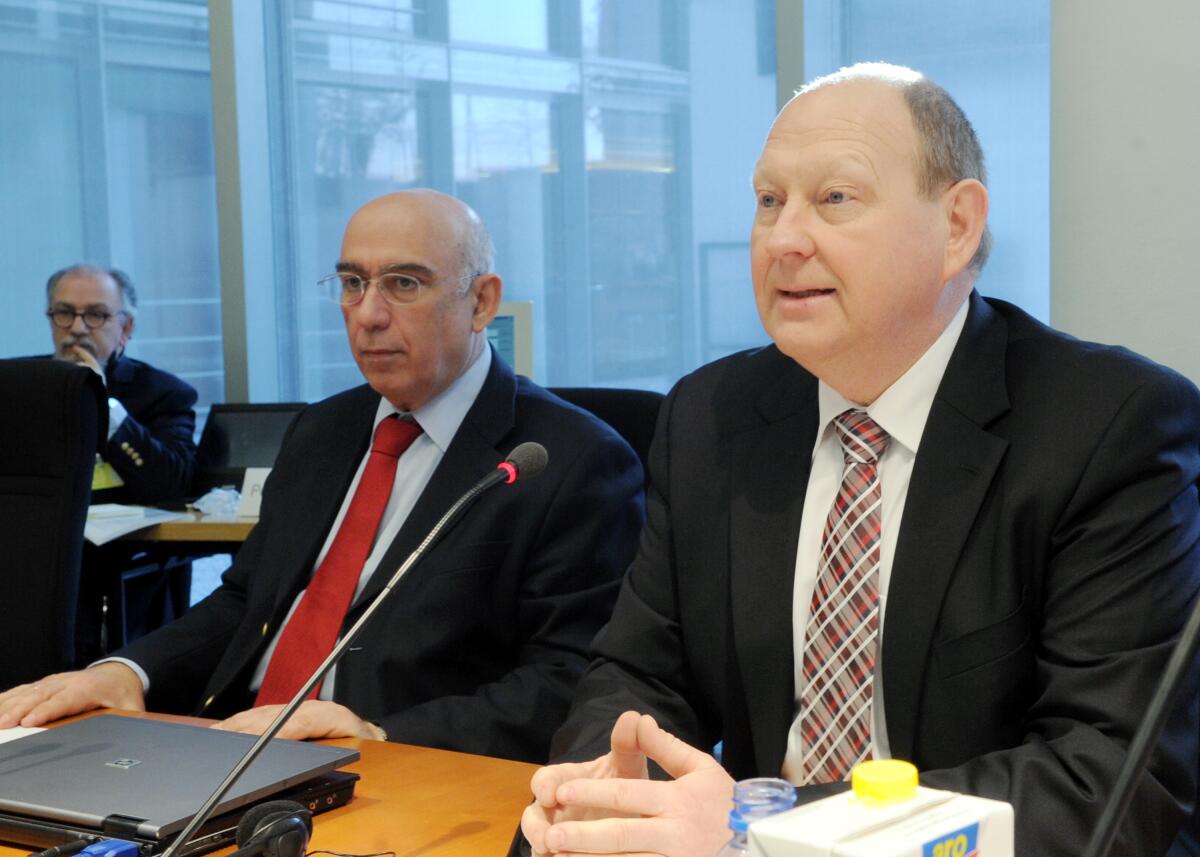 Der Ausschuss des Deutschen Bundestages für Tourismus hat einen Deutsch-Griechischen Tourismusgipfel, an dem unter anderen Bundestagspräsident Prof. Dr. Norbert Lammert, CDU/CSU, der Amtskollege, Philippos Petsalnikos, Präsident des Parlaments der Hellenischen Republik, Dimitros Rallis, (li), Botschafter von Griechenland in der Bundesrepublik Deutschland, die Mitglieder des griechischen Parlaments, Chryssa Arapoglou und Olga Kefalogianni, teilnehmen. Das Treffen wird von dem Vorsitzenden des Bundestagsausschusses, Klaus Brähmig, (re), CDU/CSU, geleitet. Brähmig, Klaus; Rallis, Dimitris Der Ausschuss des Deutschen Bundestages für Tourismus hat einen Deutsch-Griechischen Tourismusgipfel, an dem unter anderen Bundestagspräsident Prof. Dr. Norbert Lammert, CDU/CSU, der Amtskollege, Philippos Petsalnikos, Präsident des Parlaments der Hellenischen Republik, Dimitros Rallis, (li), Botschafter von Griechenland in der Bundesrepublik Deutschland, die Mitglieder des griechischen Parlaments, Chryssa Arapoglou und Olga Kefalogianni, teilnehmen. Das Treffen wird von dem Vorsitzenden des Bundestagsausschusses, Klaus Brähmig, (re), CDU/CSU, geleitet.