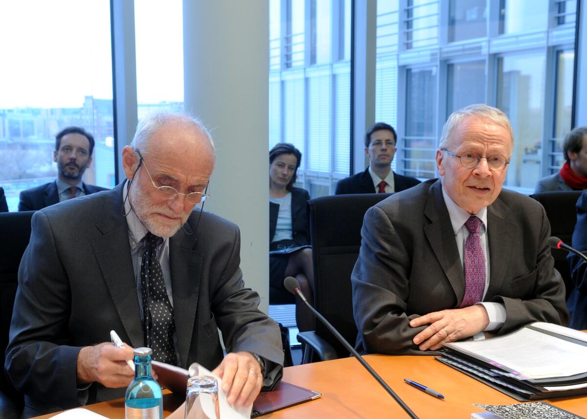 Dr. Jakob Kellenberger, (li), Präsident des Internationalen Komitees des Roten Kreuzes (IKRK), ist zu Gast im Ausschuss des Deutschen Bundestages für Menschenrechte und humanitäre Hilfe. Das Gespräch wird von dem Vorsitzenden des Ausschusses, Tom Koenigs, (re), Bündnis 90/Die Grünen, geleitet. Koenigs, Tom; Kellenberger, Jakob Dr. Jakob Kellenberger, (li), Präsident des Internationalen Komitees des Roten Kreuzes (IKRK), ist zu Gast im Ausschuss des Deutschen Bundestages für Menschenrechte und humanitäre Hilfe. Das Gespräch wird von dem Vorsitzenden des Ausschusses, Tom Koenigs, (re), Bündnis 90/Die Grünen, geleitet.