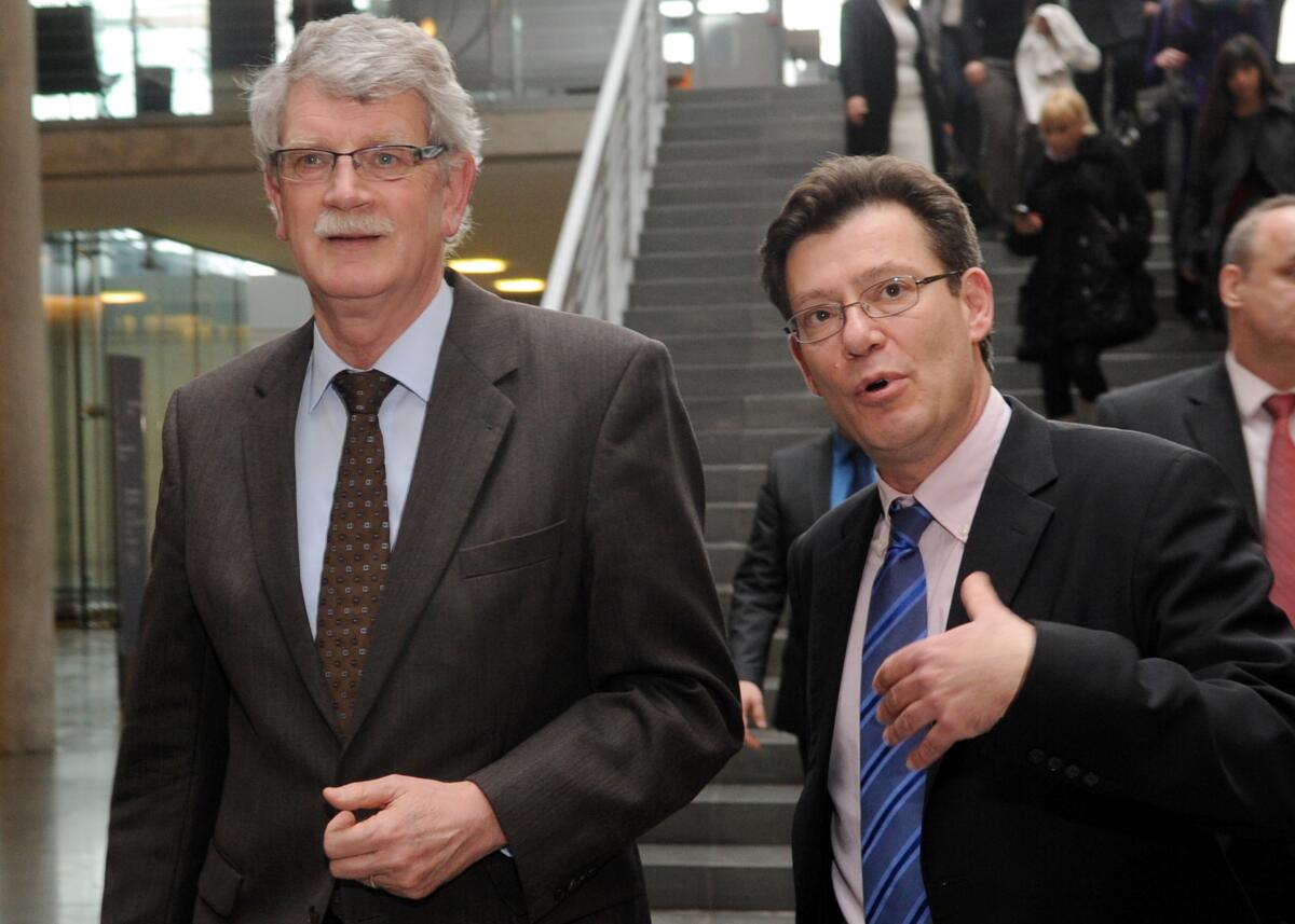 Hans-Michael Goldmann, (li), FDP, Vorsitzender des Ausschusses des Deutschen Bundestages für Ernährung und Landwirtschaft, trifft Emmanuel Nahshon, (re), Gesandter und Geschäftsträger der Botschaft des Staates Isreal in der Bundesrepublik Deutschland, zu einem Gespräch. Goldmann, Hans-Michael Hans-Michael Goldmann, (li), FDP, Vorsitzender des Ausschusses des Deutschen Bundestages für Ernährung und Landwirtschaft, trifft Emmanuel Nahshon, (re), Gesandter und Geschäftsträger der Botschaft des Staates Isreal in der Bundesrepublik Deutschland, zu einem Gespräch.