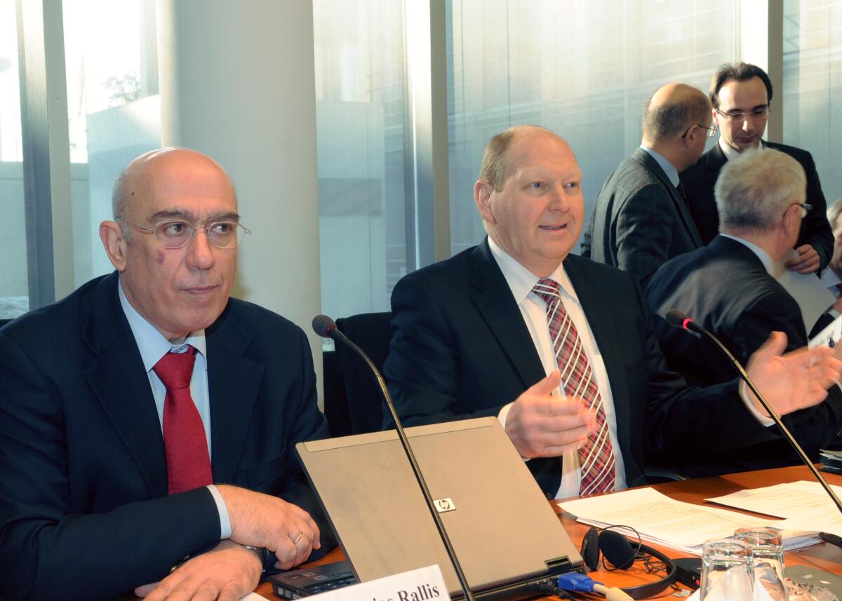 Der Ausschuss des Deutschen Bundestages für Tourismus hat einen Deutsch-Griechischen Tourismusgipfel, an dem unter anderen Bundestagspräsident Prof. Dr. Norbert Lammert, CDU/CSU, der Amtskollege, Philippos Petsalnikos, Präsident des Parlaments der Hellenischen Republik, Dimitros Rallis, (li), Botschafter von Griechenland in der Bundesrepublik Deutschland, die Mitglieder des griechischen Parlaments, Chryssa Arapoglou und Olga Kefalogianni, teilnehmen. Das Treffen wird von dem Vorsitzenden des Bundestagsausschusses, Klaus Brähmig, (re), CDU/CSU, geleitet. Brähmig, Klaus; Rallis, Dimitris Der Ausschuss des Deutschen Bundestages für Tourismus hat einen Deutsch-Griechischen Tourismusgipfel, an dem unter anderen Bundestagspräsident Prof. Dr. Norbert Lammert, CDU/CSU, der Amtskollege, Philippos Petsalnikos, Präsident des Parlaments der Hellenischen Republik, Dimitros Rallis, (li), Botschafter von Griechenland in der Bundesrepublik Deutschland, die Mitglieder des griechischen Parlaments, Chryssa Arapoglou und Olga Kefalogianni, teilnehmen. Das Treffen wird von dem Vorsitzenden des Bundestagsausschusses, Klaus Brähmig, (re), CDU/CSU, geleitet.