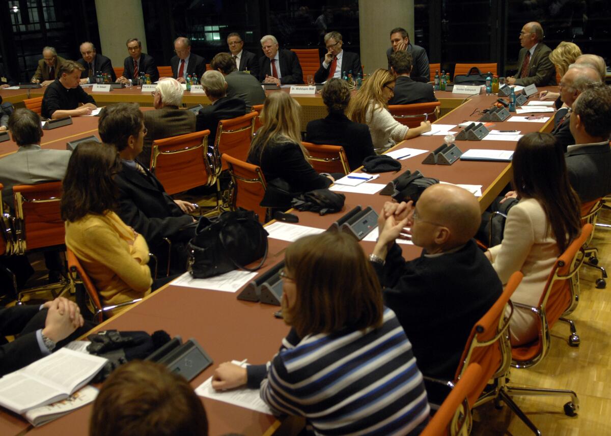  Prof. Dr. Dr. h. c. Heintrich Oberreuter, Prof. Dr. Peter H. Huber und Dr. Dieter Wiefelspütz, SPD, MdB, moderrieren und diskutieren im Rahmen eines Forums der Deutschen Vereinigung für Parlamentsfragen e. V.  zum Thema "Des Volkes Wille - was leisten Plebiszite, was der Parlamentarismus nicht leisten könnte"?; Übersicht.