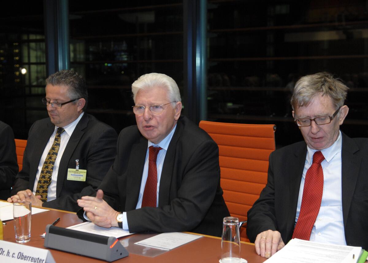 Oberreuter, Heinrich; Huber, Peter H.; Wiefelspütz, Dieter Prof. Dr. Dr. h. c. Heintrich Oberreuter, (mitte), Prof. Dr. Peter H. Huber, (li),  und Dr. Dieter Wiefelspütz, (re), SPD, MdB, moderrieren und diskutieren im Rahmen eines Forums der Deutschen Vereinigung für Parlamentsfragen e. V.  zum Thema "Des Volkes Wille - was leisten Plebiszite, was der Parlamentarismus nicht leisten könnte"?