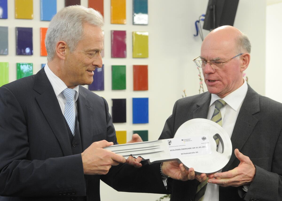 Lammert, Norbert; Ramsauer, Peter Die Wilhelmstraße 65, ein Bürogebäude, in dem sich hauptsächlich Abgeordnetenbüros, und die Akkreditierungs- und Hausausweisstelle des Deutschen Bundestages befinden, wird mit einem symbolischen Schlüssel feierlich seiner Bestimmung übergeben. Diesen nimmt Bundestagspräsident Prof. Dr. Norbert Lammert, (re), CDU/CSU, aus den Händen des Bundesministers für Verkehr, Bau und Stadtentwicklung, Dr. Peter Ramsauer, (li), CDU/CSU, entgegen. An der Übergabe nehmen auch Rita Ruoff-Breuer, Präsidentin des Bundesamtes für Bauwesen und Raumordnung, teil, sowie die Architekten und Künstler, die das Gebäude gestaltet haben.