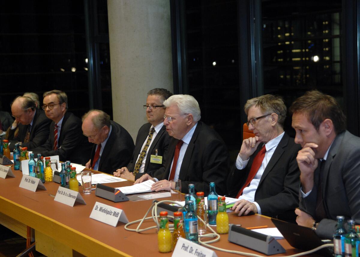 Oberreuter, Heinrich; Huber, Peter H.; Wiefelspütz, Dieter Prof. Dr. Dr. h. c. Heintrich Oberreuter, (3.v.re), Prof. Dr. Peter H. Huber, (4.v.re),  und Dr. Dieter Wiefelspütz, (2.v.re), SPD, MdB, moderrieren und diskutieren im Rahmen eines Forums der Deutschen Vereinigung für Parlamentsfragen e. V.  zum Thema "Des Volkes Wille - was leisten Plebiszite, was der Parlamentarismus nicht leisten könnte"?