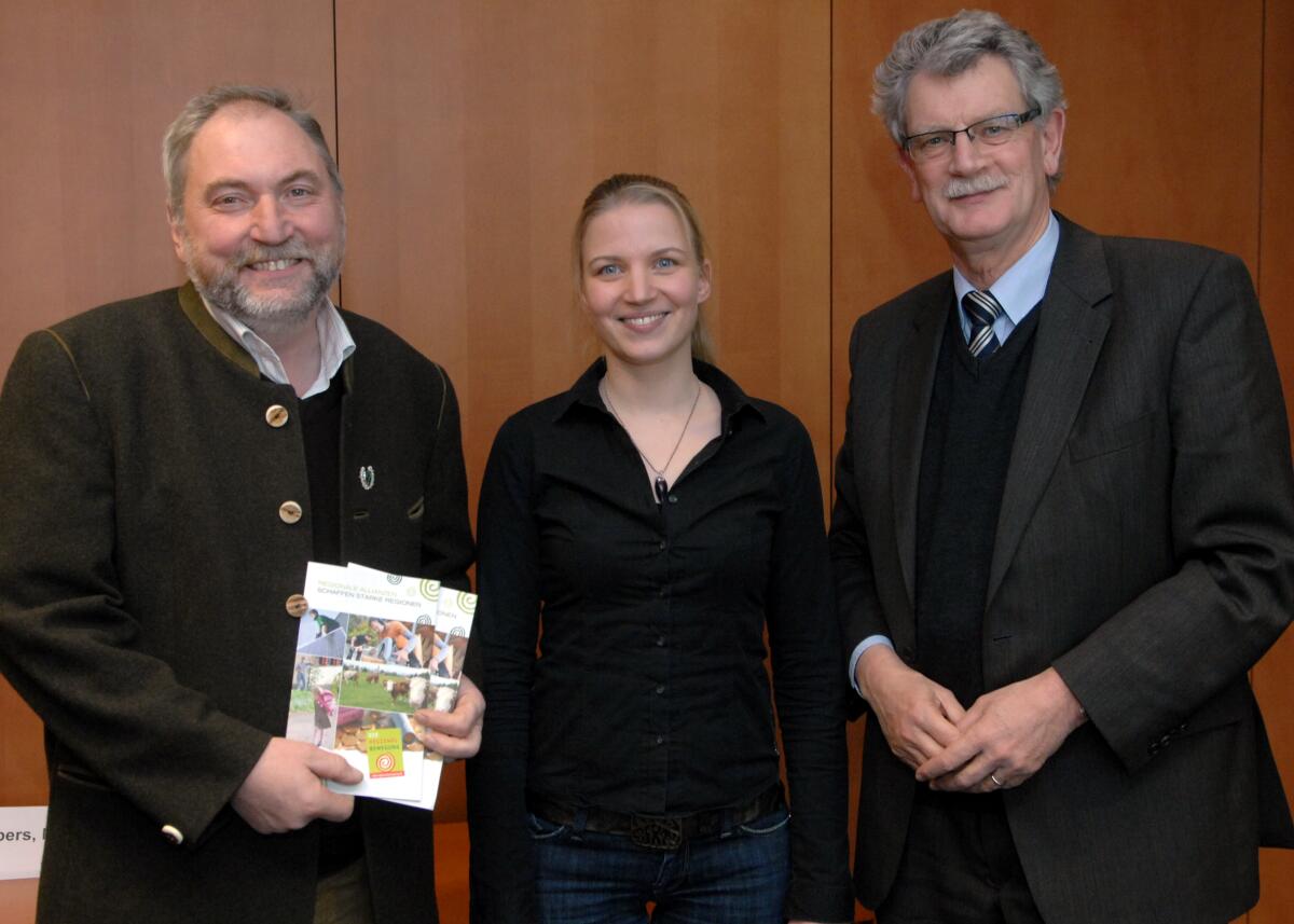 Goldmann, Hans-Michael; Sindel, Heiner; Sindel, Ilonka Hans-Michael Goldmann, (re), FDP, Vorsitzender des Ausschusses des Deutschen Bundestages für Ernährung, Landwirtschaft und Verbraucherschutz, empfängt den ersten Vorsitzenden vom Bundesverband der Regionalbewegung e. V., Heiner Sindel, (li), und die Projektleiterin des Verbandes, Ilonka Sindel, zu einem Gespräch.