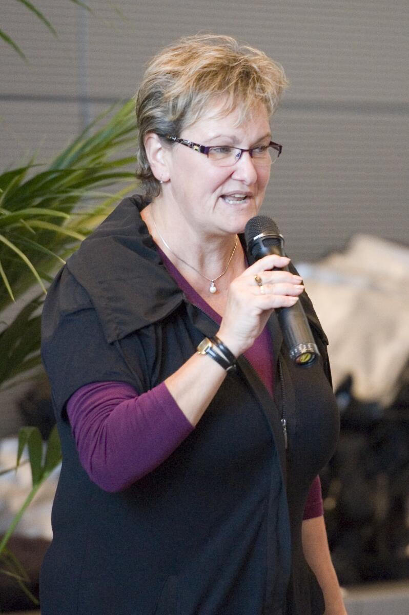  Die Organisatoren der Abschlussfeier des Ausbildungsverbundes Bund im Deutschen Bundestag werden begrüßt von Frau Katrin Maillefert.; Übergabe der Zeugnisse und Ehrung der Jahresbesten.; Azubis, Ausbildung, Abschluss, Rede, Redner, Begrüßung