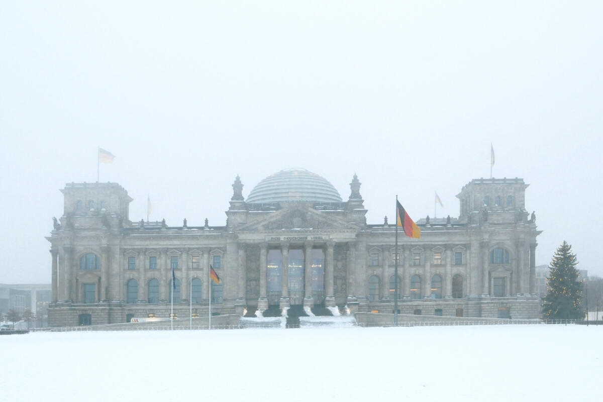 Blick auf das Reichstagsgebäude im Schnee an einem trüben Wintertag. Rechts ein Weihnachtsbaum.; Winter, Impression, Westportal, Eingang Blick auf das Reichstagsgebäude im Schnee an einem trüben Wintertag. Rechts ein Weihnachtsbaum.; Winter, Impression, Westportal, Eingang