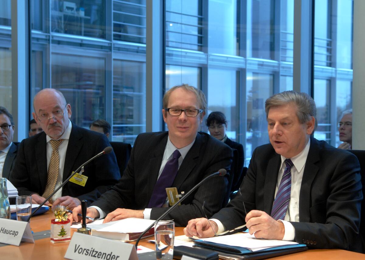 Eduard Oswald, (re), CDU/CSU, Vorsitzender des Ausschusses des Deutschen Bundestages für Wirtschaft und Technologie, empfängt den Präsidenten der Bundesnetzagentur, Matthias Kurth, (li), und den Vorsitzenden der Monopolkommission, Prof. Dr. Justus Haucap, (mitte), zur Ausschusssitzung. Oswald, Eduard; Kurth, Martin; Haucap, Justus Eduard Oswald, (re), CDU/CSU, Vorsitzender des Ausschusses des Deutschen Bundestages für Wirtschaft und Technologie, empfängt den Präsidenten der Bundesnetzagentur, Matthias Kurth, (li), und den Vorsitzenden der Monopolkommission, Prof. Dr. Justus Haucap, (mitte), zur Ausschusssitzung.