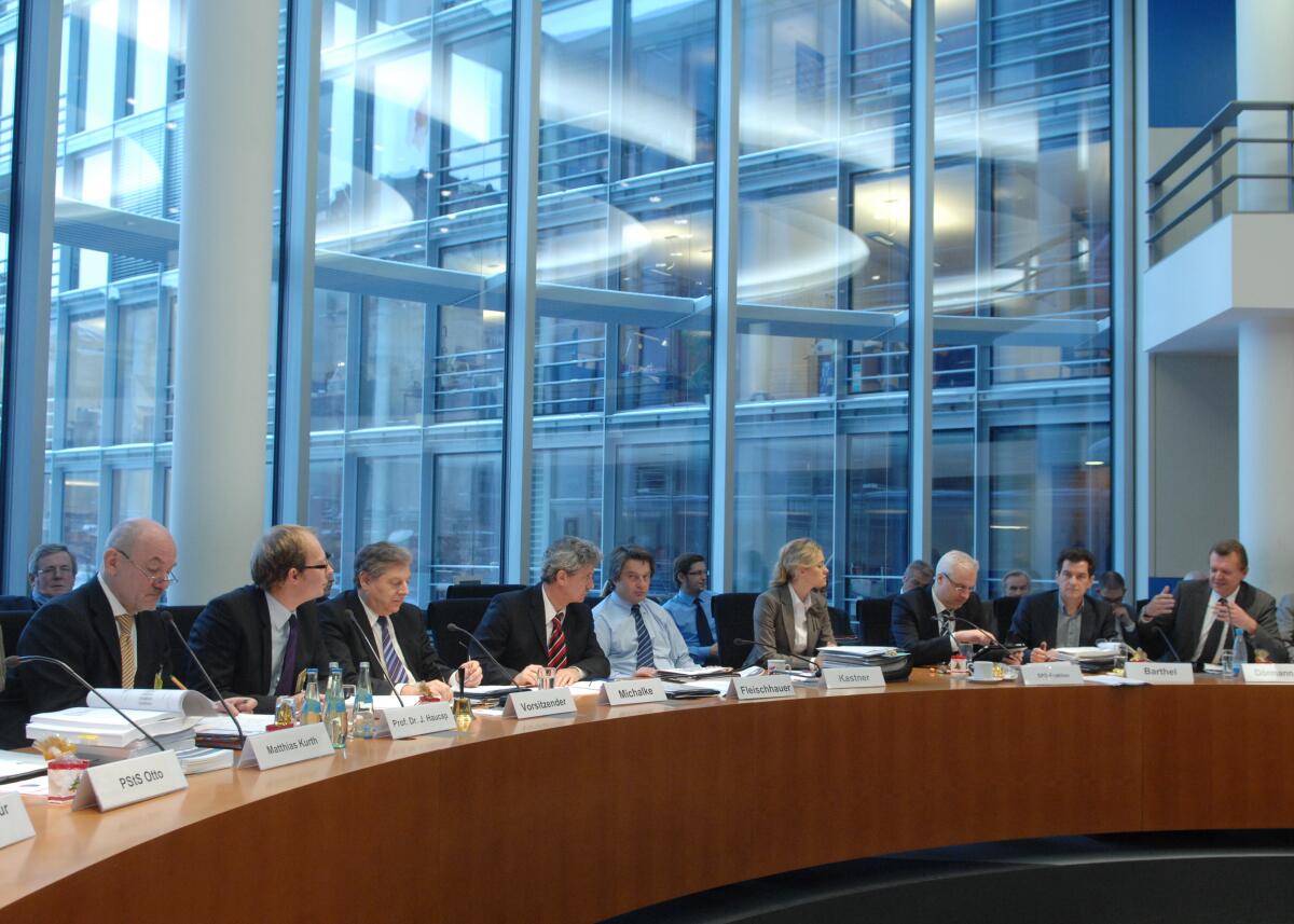 Eduard Oswald, (3.v.li), CDU/CSU, Vorsitzender des Ausschusses des Deutschen Bundestages für Wirtschaft und Technologie, empfängt den Präsidenten der Bundesnetzagentur, Matthias Kurth, (li), und den Vorsitzenden der Monopolkommission, Prof. Dr. Justus Haucap, (2.v.li), zur Ausschusssitzung.; Übersicht. Oswald, Eduard; Kurth, Martin; Haucap, Justus Eduard Oswald, (3.v.li), CDU/CSU, Vorsitzender des Ausschusses des Deutschen Bundestages für Wirtschaft und Technologie, empfängt den Präsidenten der Bundesnetzagentur, Matthias Kurth, (li), und den Vorsitzenden der Monopolkommission, Prof. Dr. Justus Haucap, (2.v.li), zur Ausschusssitzung.; Übersicht.