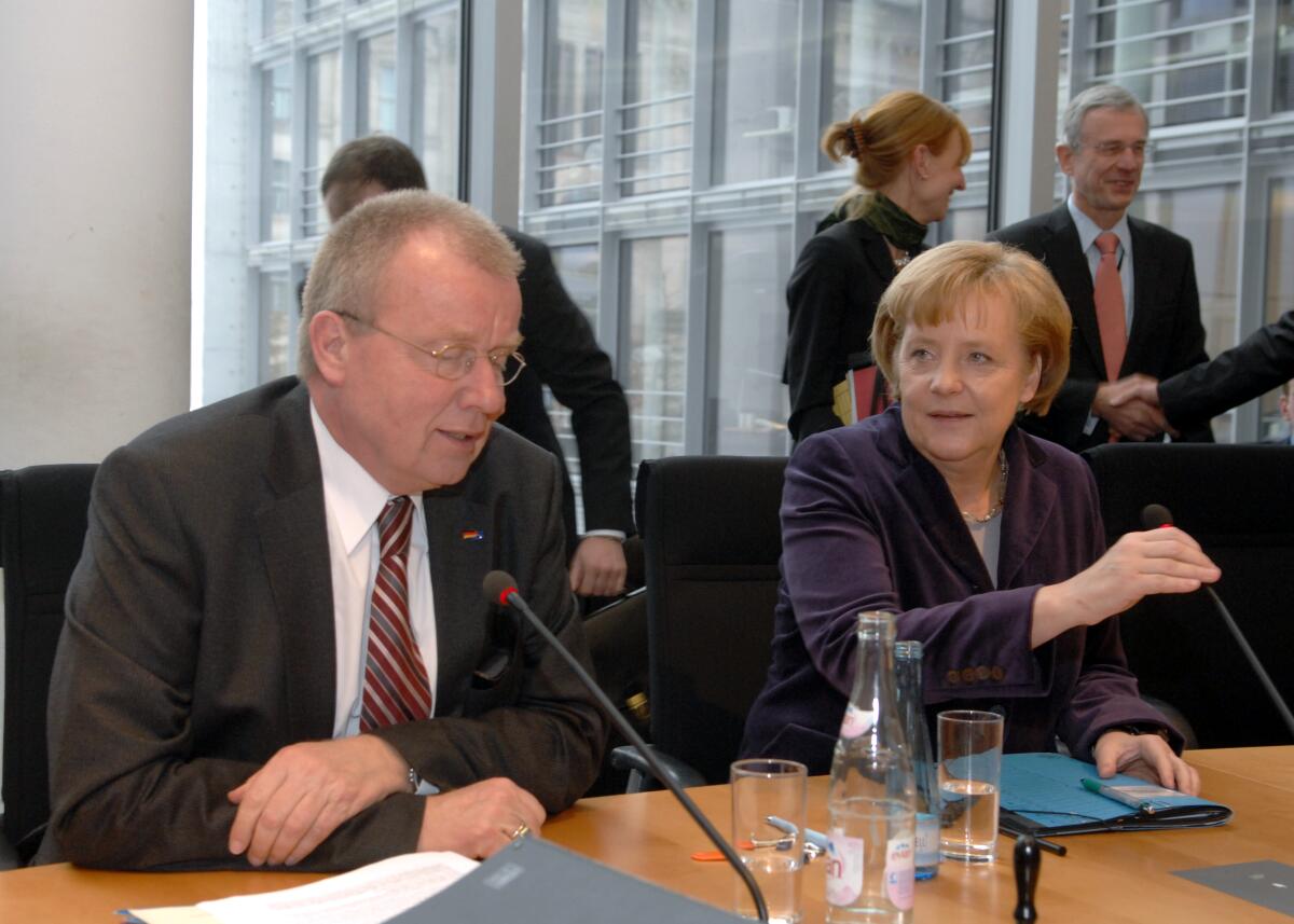 Dr. Angela Merkel, Bundeskanzlerin, CDU/CSU, im Auswärtigen Ausschuss des Deutschen Bundestages. Hier mit dem Vorsitzenden des Ausschusses, Ruprecht Polenz, CDU/CSU, der die Ausschusssitzung leitet. Polenz, Ruprecht; Merkel, Angela Dr. Angela Merkel, Bundeskanzlerin, CDU/CSU, im Auswärtigen Ausschuss des Deutschen Bundestages. Hier mit dem Vorsitzenden des Ausschusses, Ruprecht Polenz, CDU/CSU, der die Ausschusssitzung leitet.