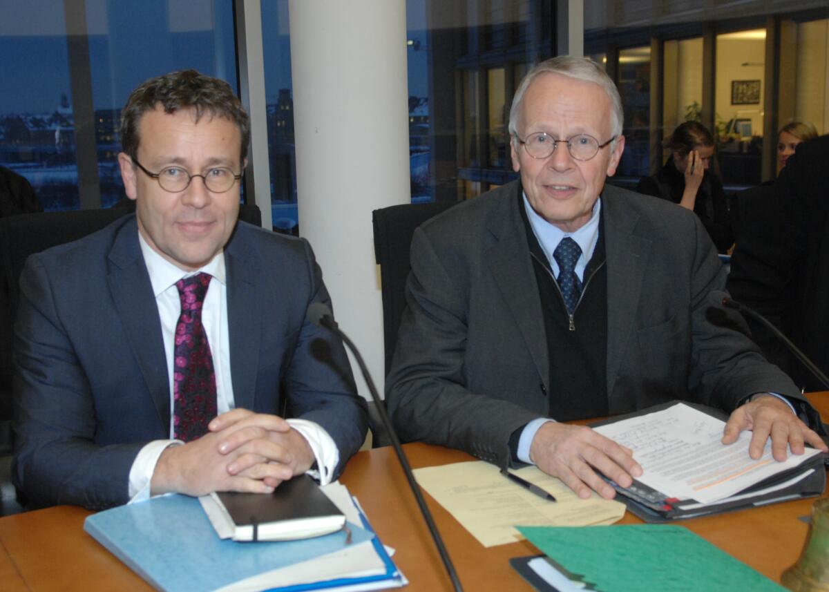Koenigs, Tom; Strohmeyer, Hansjoerg Tom Koenigs, (re), Bündnis 90/Die Grünen, Vorsitzender des Ausschusses des Deutschen Bundestages für Menschenrechte und humanitäre Hilfe, empfängt den Direktor Policy Development and Studies Branch, UN Office for the Coordiantion of Humanitarian Affairs (OCHA), Hansjoerg Strohmeyer, (li), im Ausschuss.
