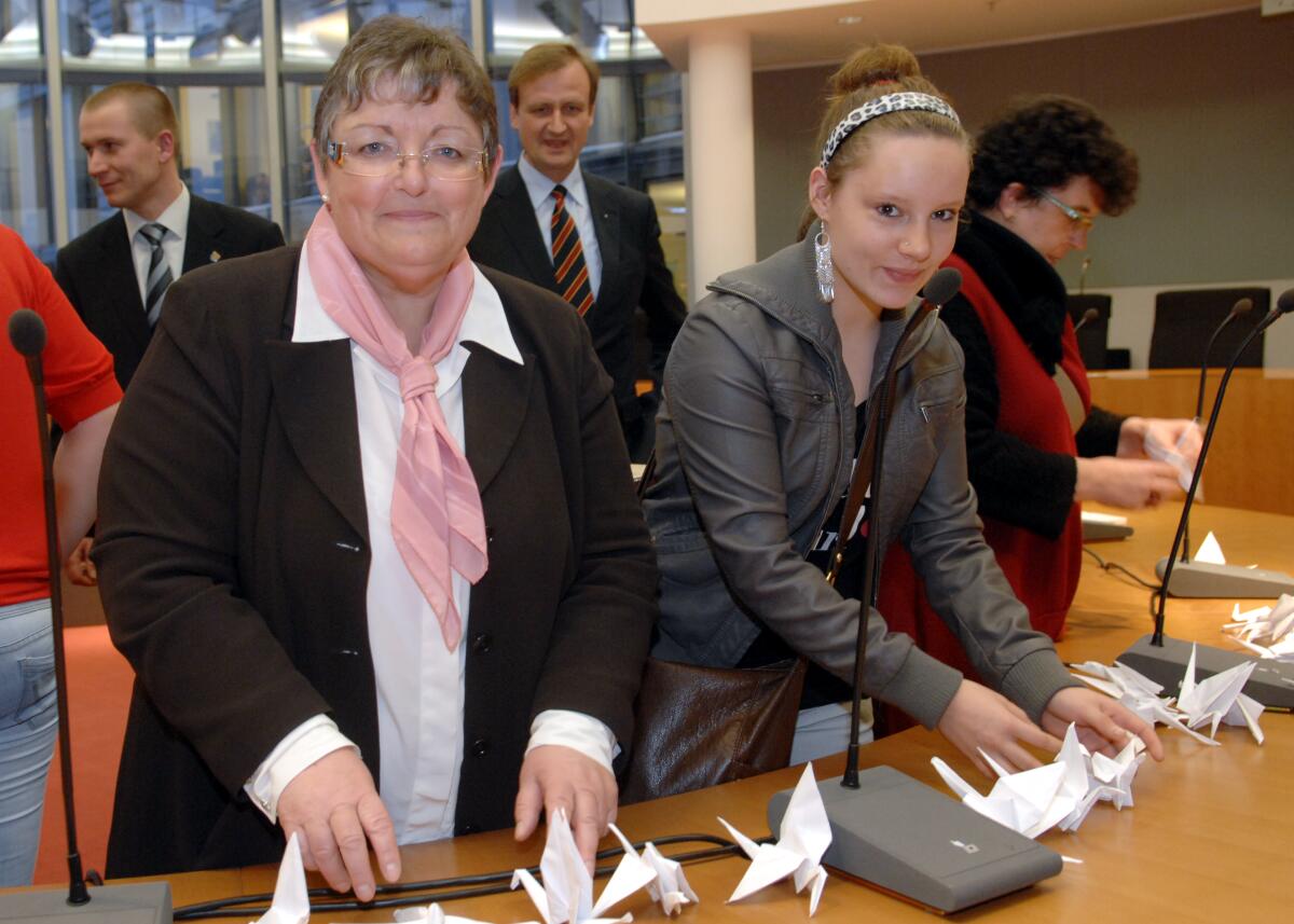 Rupprecht, Marlene Marlene Rupprecht, (li), SPD, Vorsitzende der Kinderkommission des Deutschen Bundestages, bekommt vom Verein Brandenburger Kinderland e. V. 1.000 selbstgebastelte Papierkraniche überreicht.