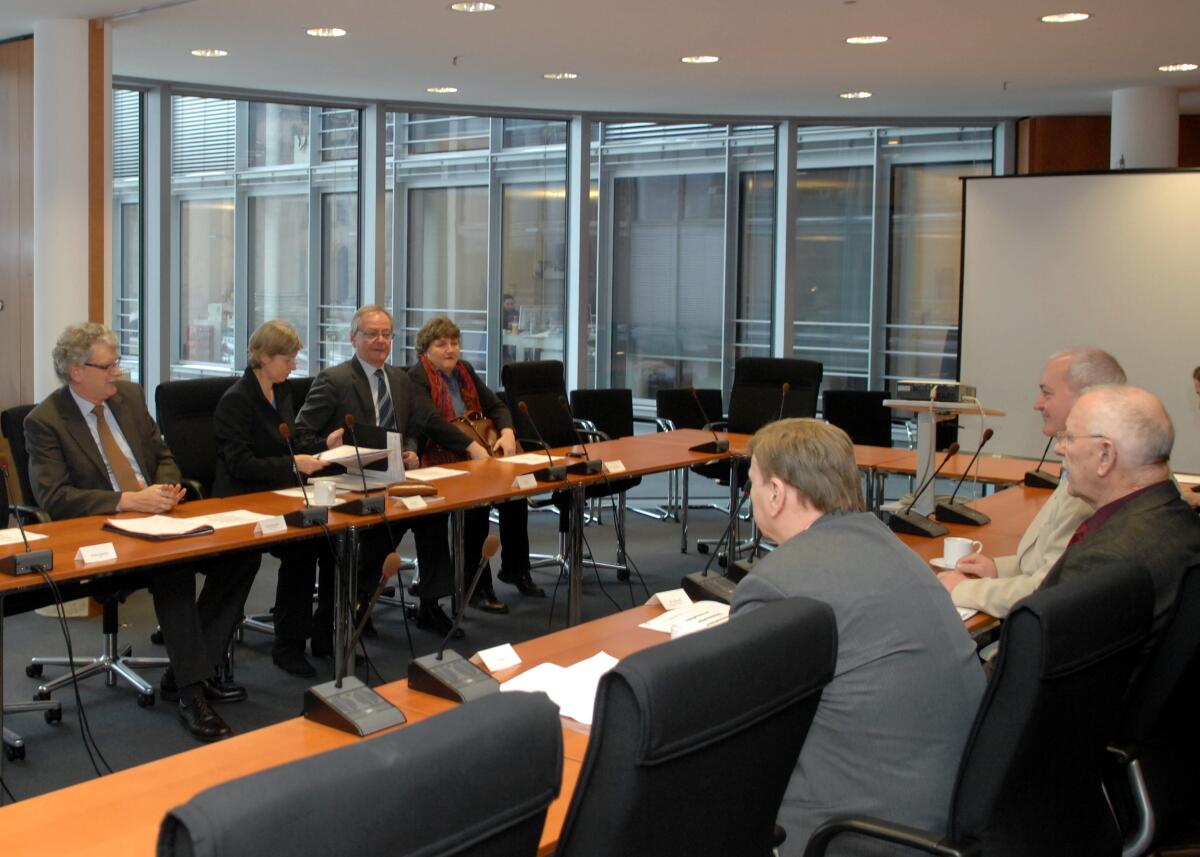 Goldmann, Hans-Michael; Ludolf, Klaus; Strauß, Walter; Matzke, Armin Hans-Michael Goldmann, (li), FDP, Vorsitzender des Ausschusses des Deutschen Bundestages für Ernährung, Landwirtschaft und Verbraucherschutz, empfängt die Präsidiumsmitglieder des Landesverbandes der Gartenfreunde Sachsen-Anhalt e. V., Dr. agr. Walter Strauß, (re), und Armin Matzke, (2.v.re), und den Vorsitzenden des Stadtverbandes der Gartenfreunde Dessau e. V., Klaus Ludolf, (3.v.re), zu einem Gespräch.