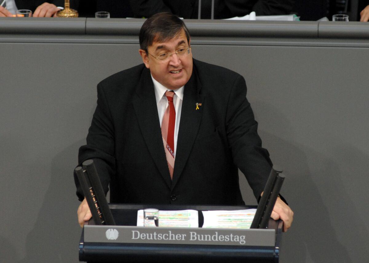 Karl A. Lamers, CDU/CSU, Bundestagsabgeordneter, Abgeordneter, Mitglied des Deutschen Bundestages, MdB, Rede, Deutscher Bundestag, 81. Sitzung, TOP 4, Thema: Afghanistan.; Rednerpult. Lamers, Karl A. Karl A. Lamers, CDU/CSU, Bundestagsabgeordneter, Abgeordneter, Mitglied des Deutschen Bundestages, MdB, Rede, Deutscher Bundestag, 81. Sitzung, TOP 4, Thema: Afghanistan.; Rednerpult.
