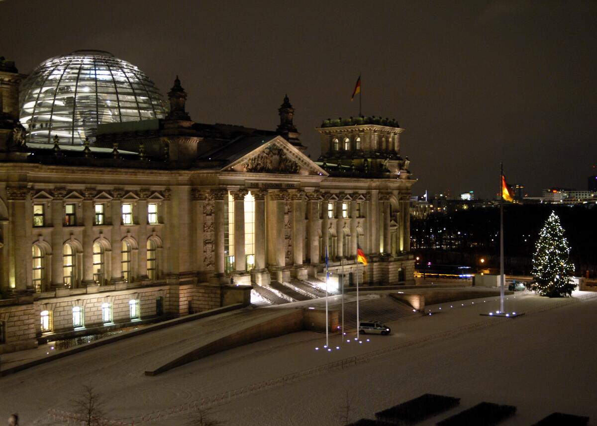 Weihnachten 2010. Hier der Weihnachtsbaum auf der Westseite des Reichstagsgebäudes.; Kuppel, Westansicht, Portal, Platz der Republik. Weihnachten 2010. Hier der Weihnachtsbaum auf der Westseite des Reichstagsgebäudes.; Kuppel, Westansicht, Portal, Platz der Republik.